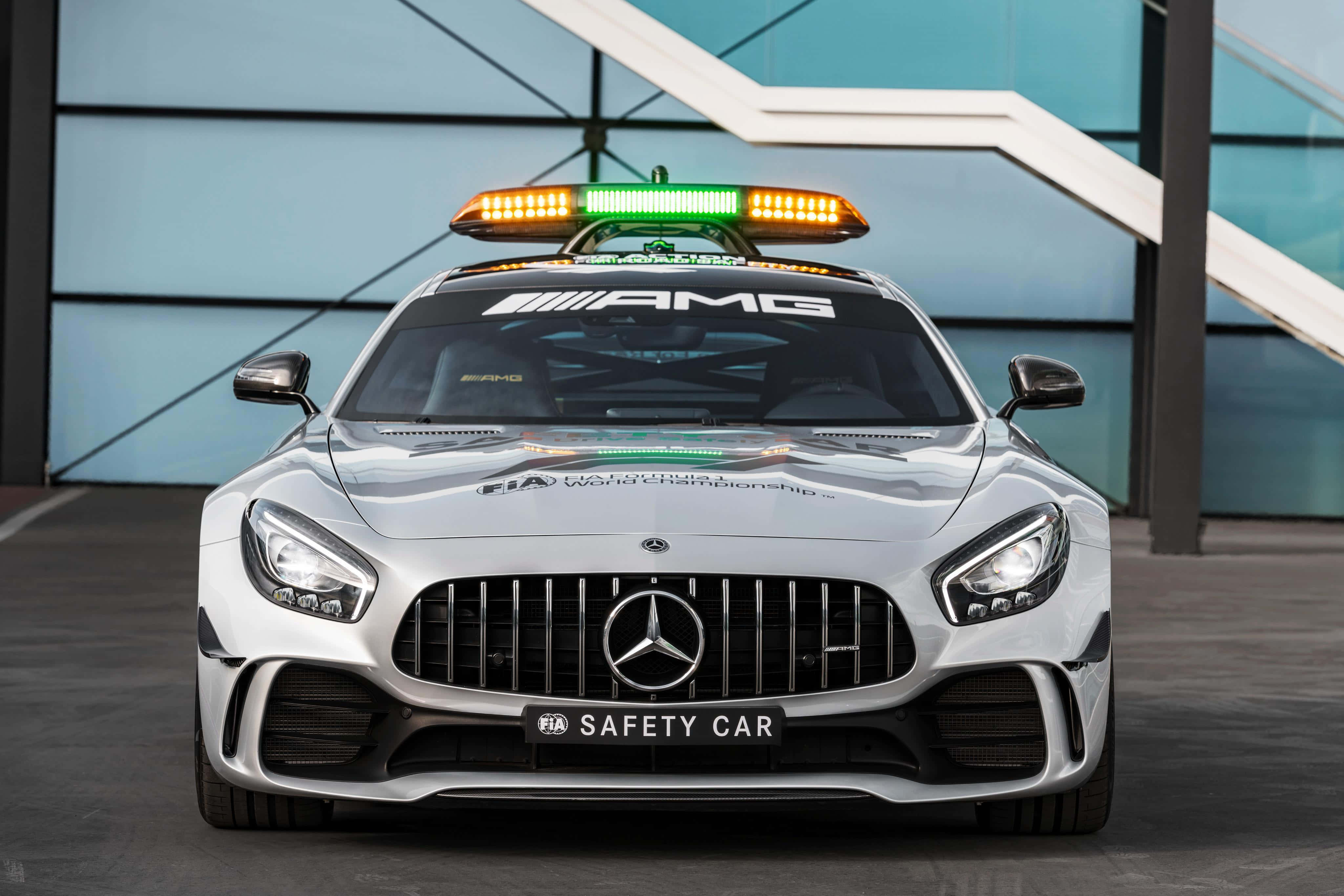 Auto de Seguridad Moderno en Acción en una Pista de Carreras Fondos de pantalla