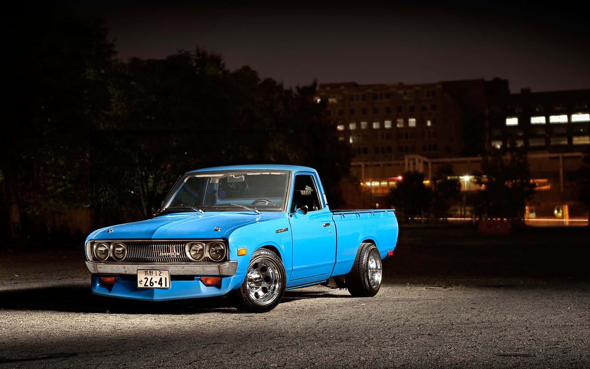 Auto deportivo Datsun clásico en la carretera Fondos de pantalla