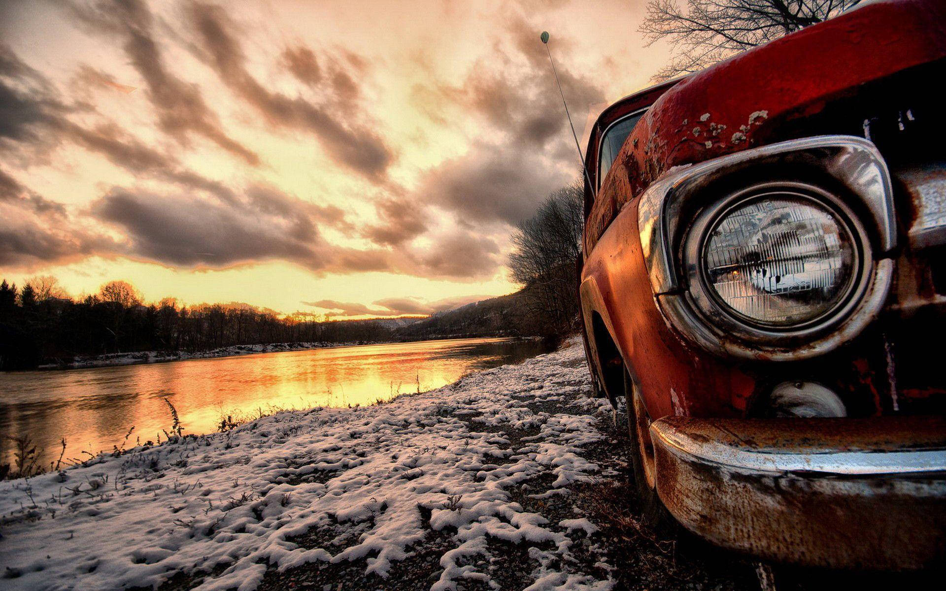 Auto deportivo rojo junto al lago en pantalla completa HD Fondos de pantalla