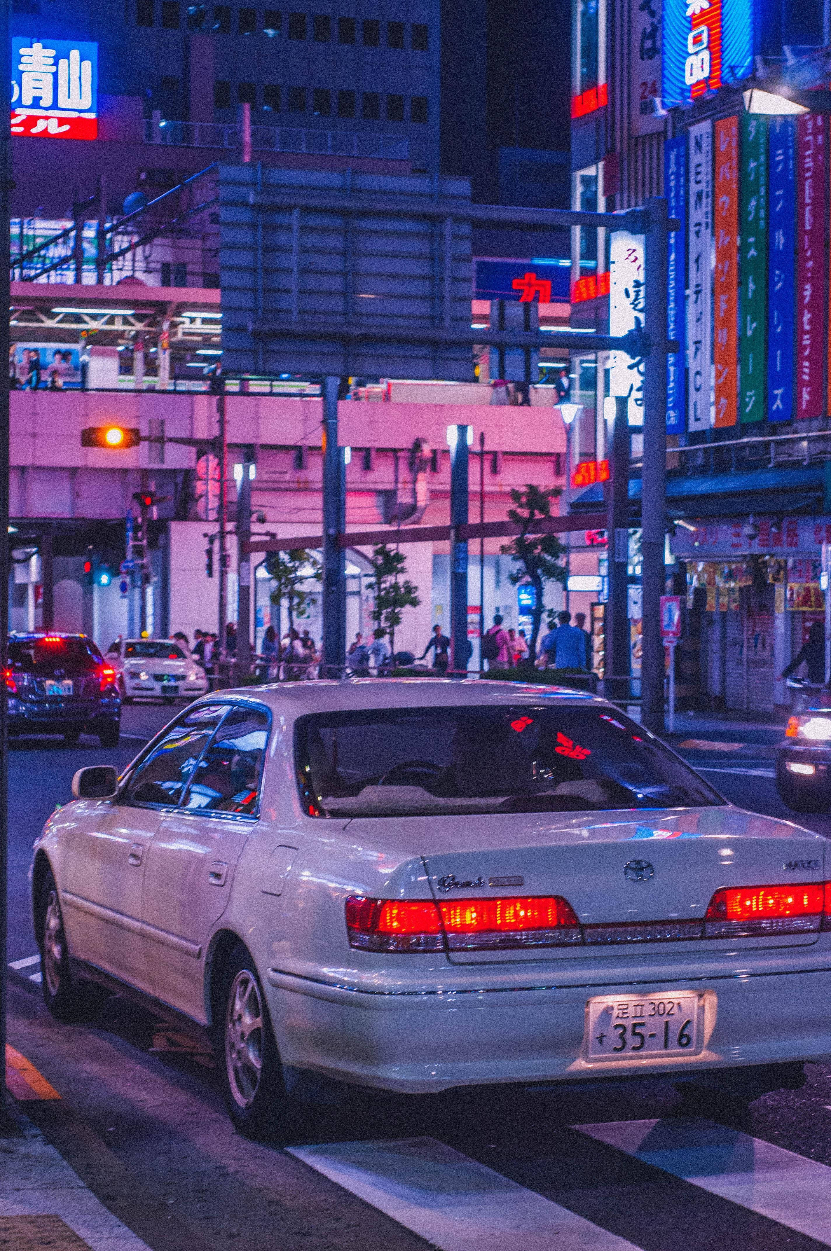 Auto JDM en una ciudad nocturna estética Fondos de pantalla