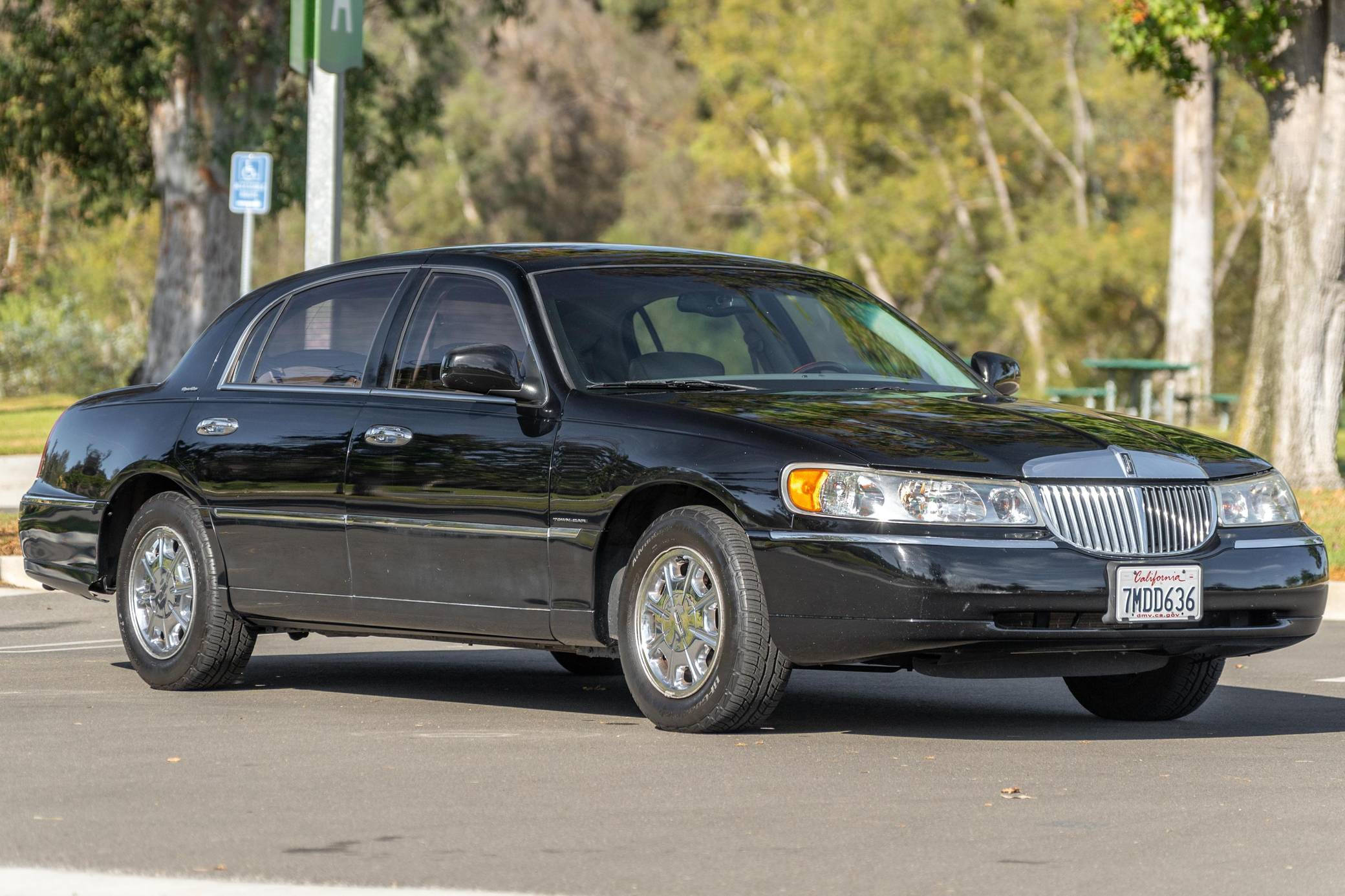 Auto Lincoln Town Car 2001 en Estacionamiento Fondos de pantalla