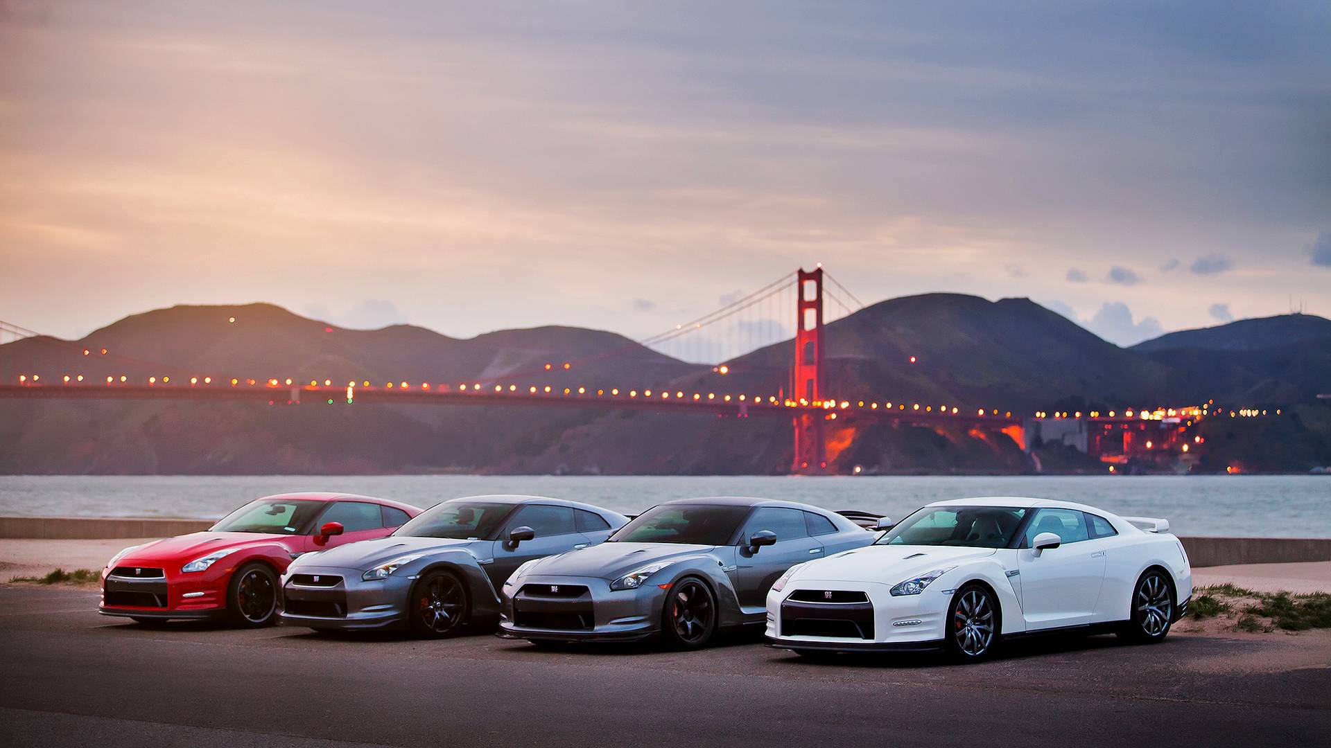 Autos Nissan GTR Estacionados Cerca del Mar