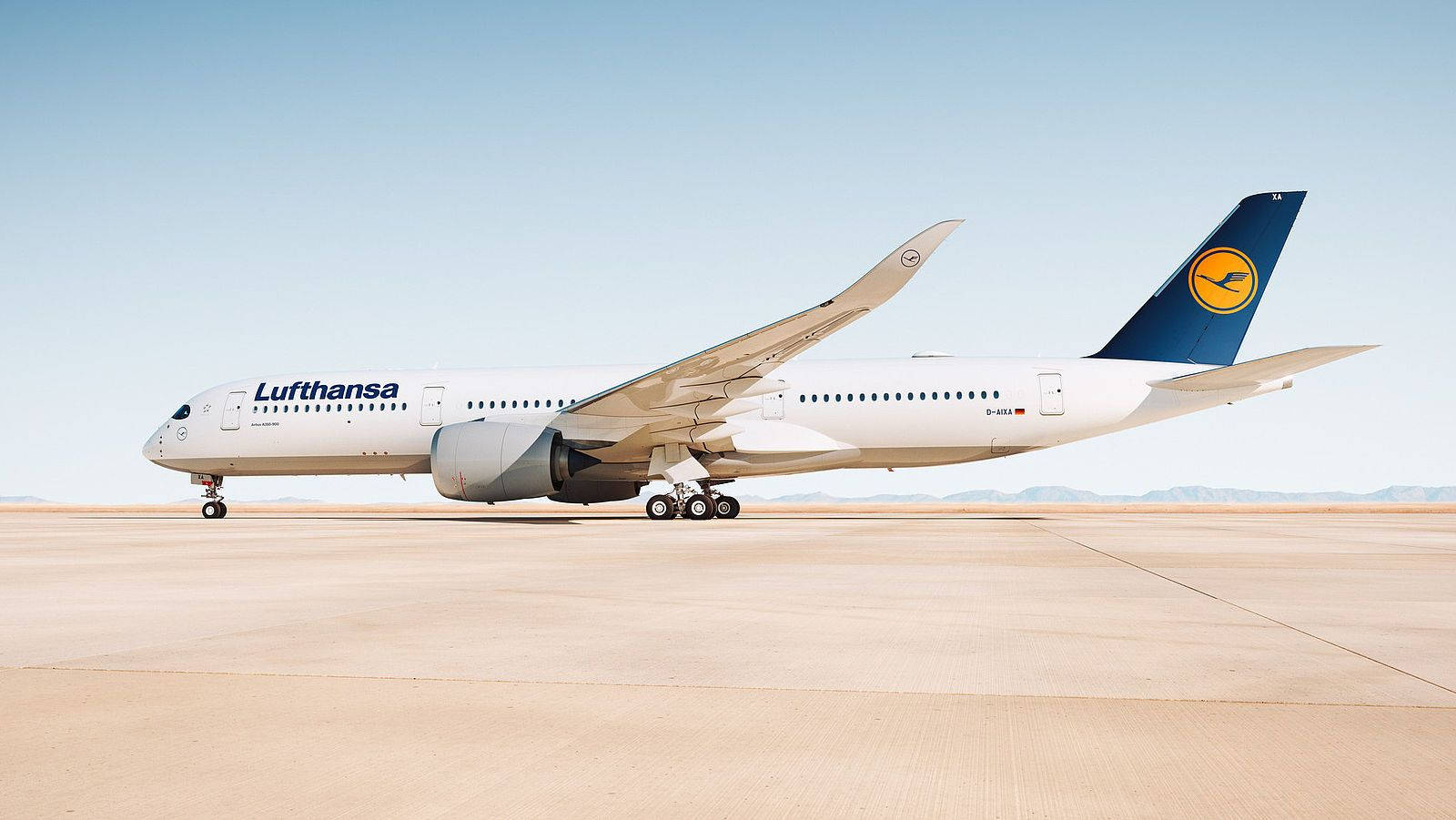 Avión de Deutsche Lufthansa bajo el sol abrasador Fondos de pantalla