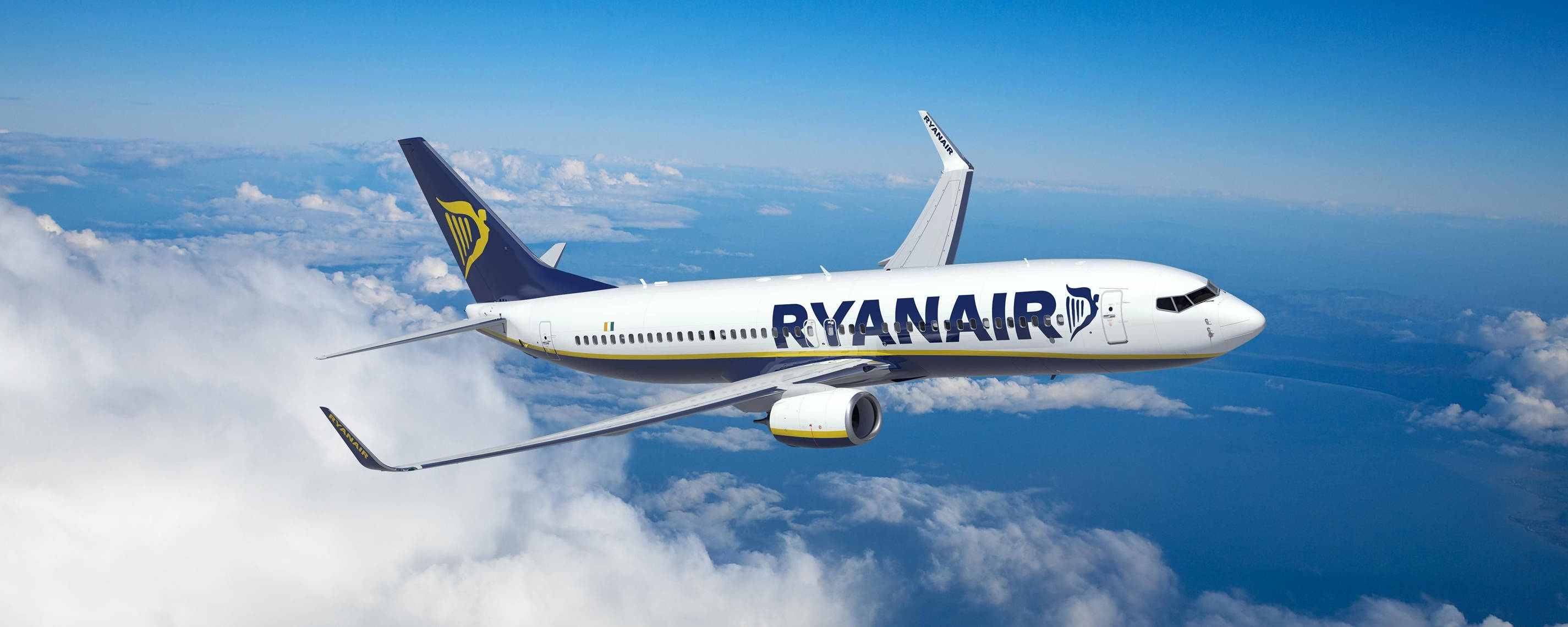 Avión de Ryanair en el cielo Fondos de pantalla