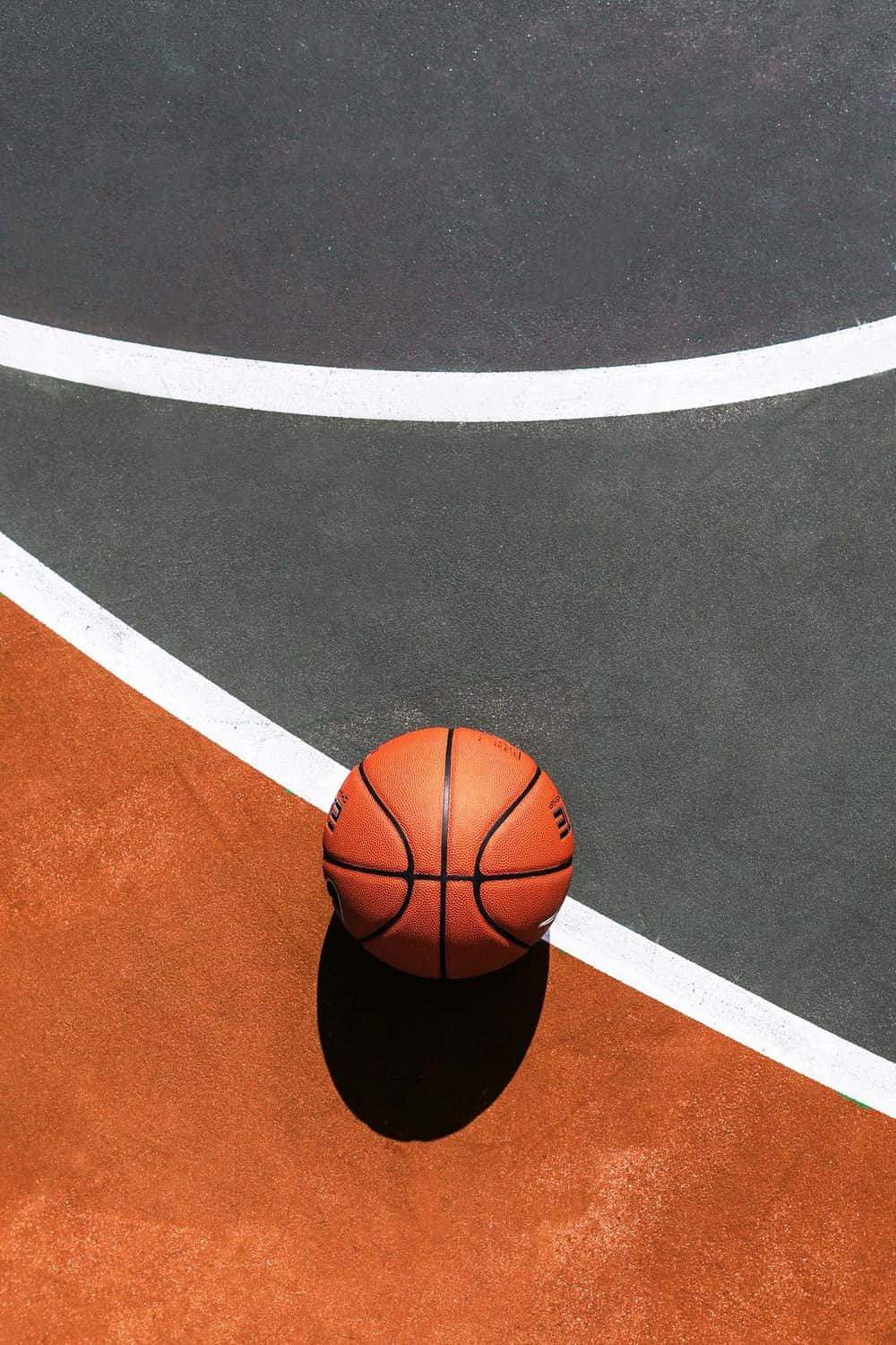 Balón de baloncesto estético en el suelo de la cancha Fondos de pantalla