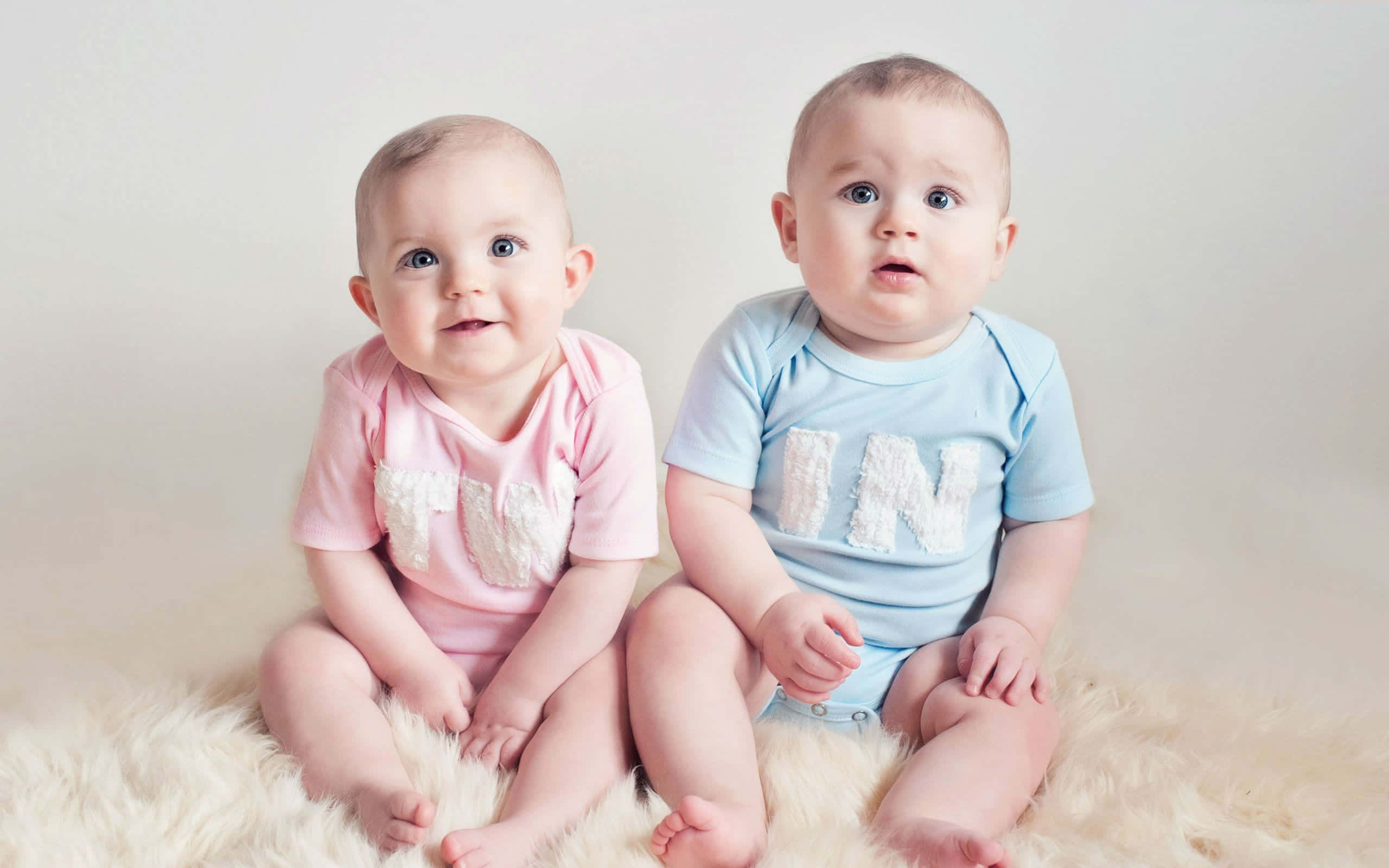 Bebé Adorable en Vestido Rosa Sonriendo Fondos de pantalla