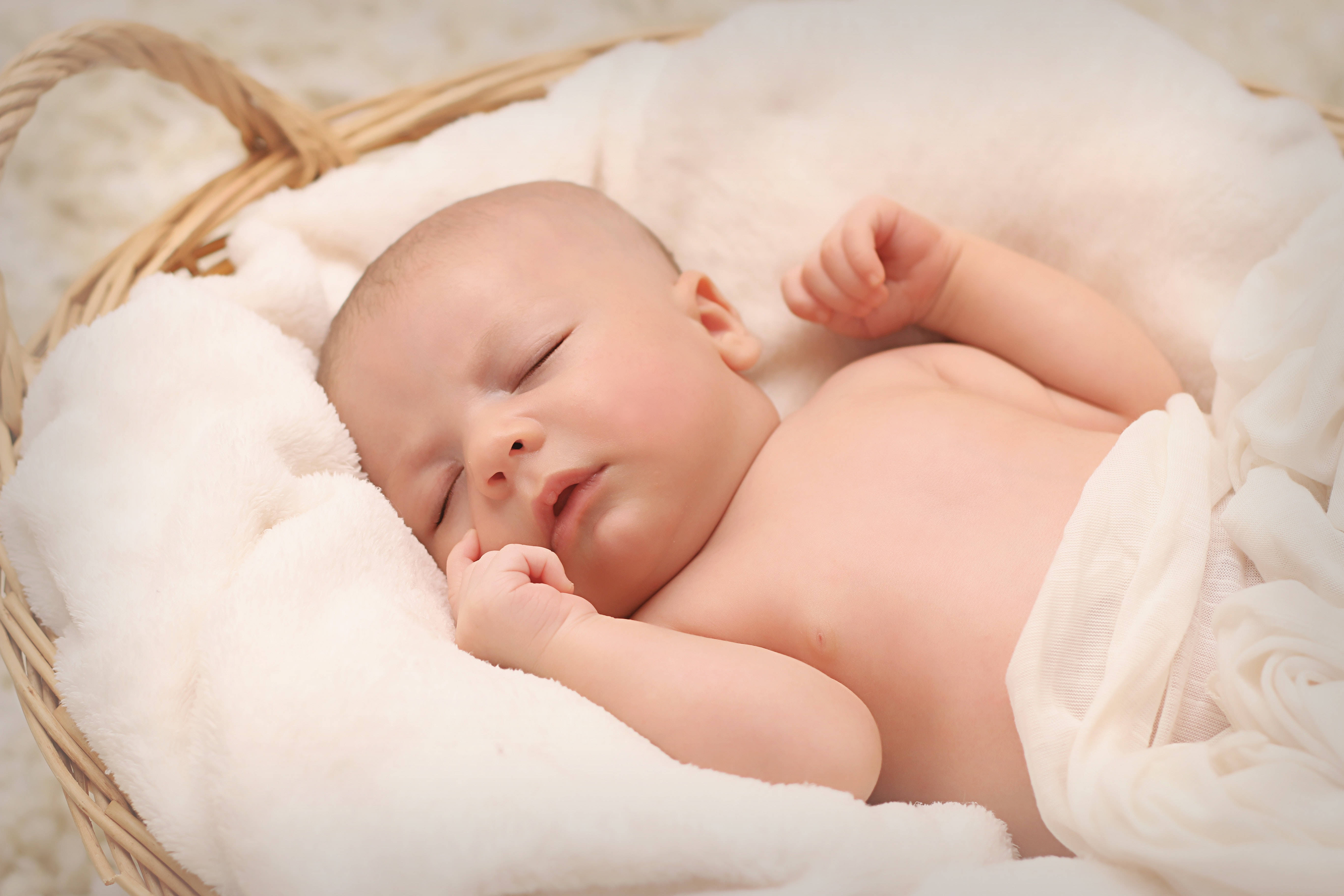 Bebé Lindo Durmiendo en una Canasta Fondos de pantalla