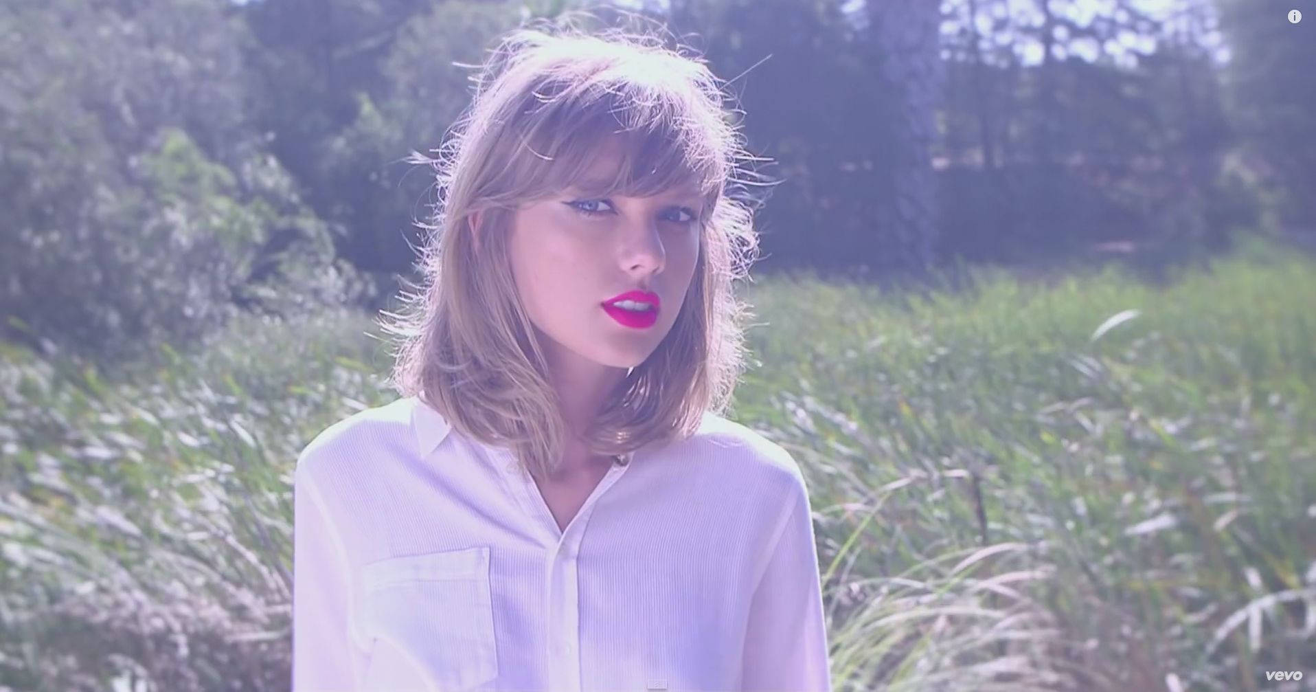 Fotografía de fondo de pantalla de Taylor Swift angelical en blanco.