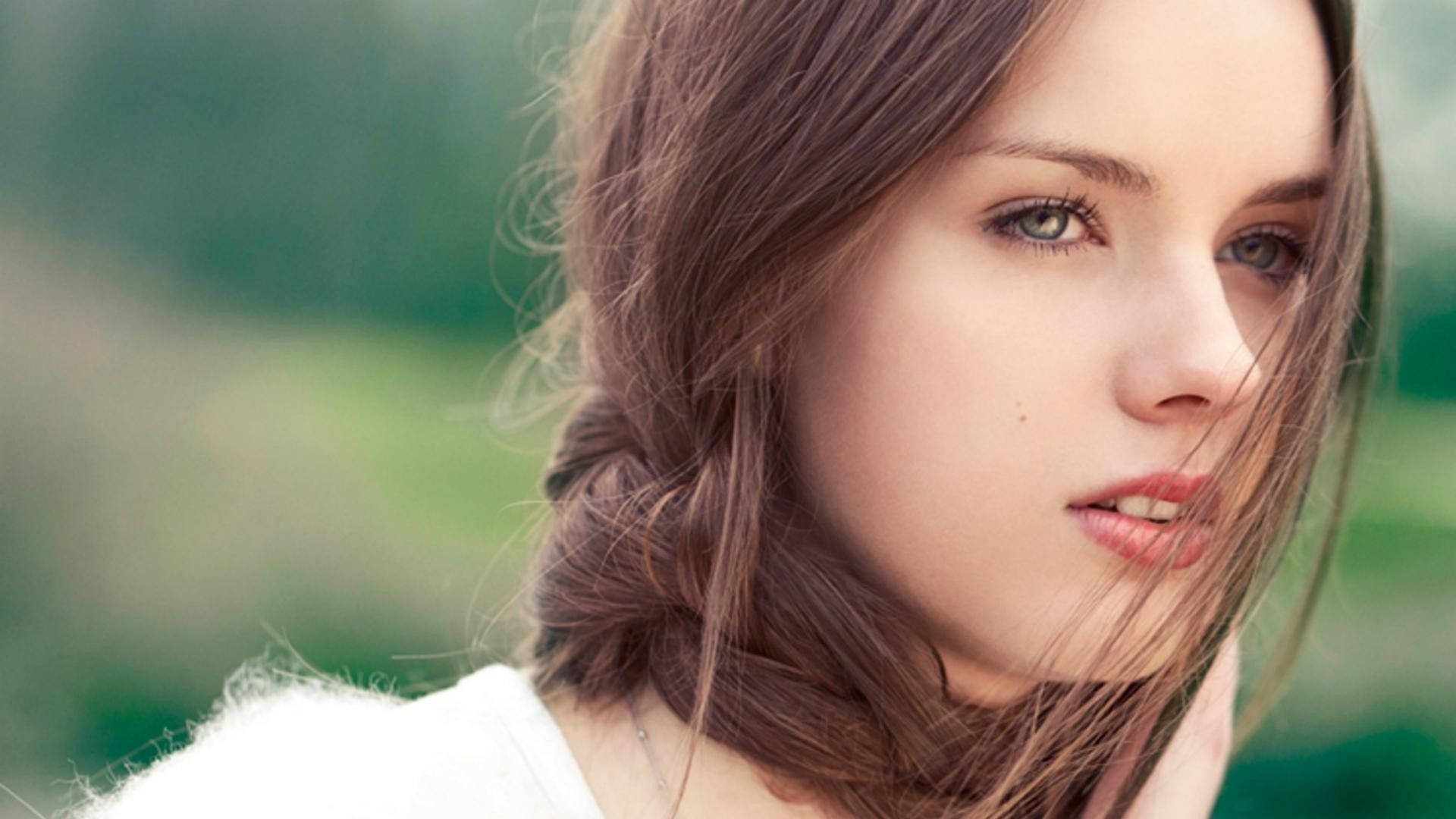 Belleza Radiante en Contemplación - Una Mirada Distante e Intrigante Fondos de pantalla