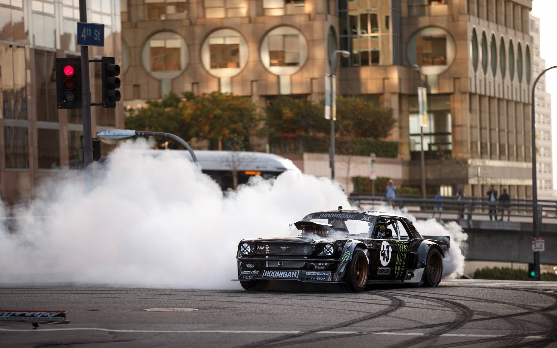 Bestia Impresionante en la Pista - Hoonigan Ford Mustang en Acción de Derrape Fondos de pantalla
