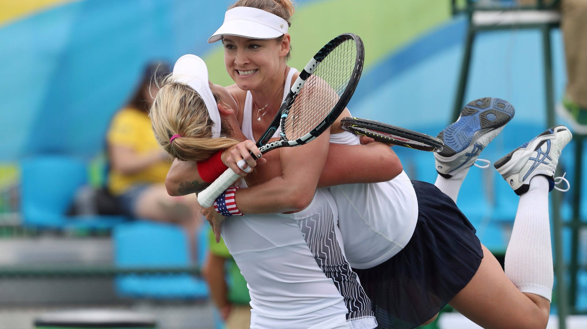 Bethanie Mattek-Sands abrazando a su compañera Fondos de pantalla