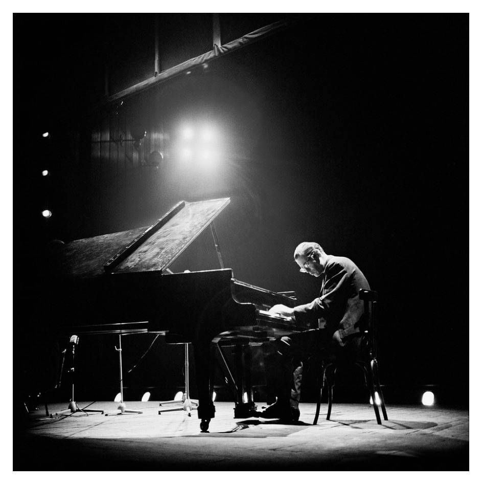 Bill Evans al Piano Bajo el Foco en el Escenario Fondos de pantalla