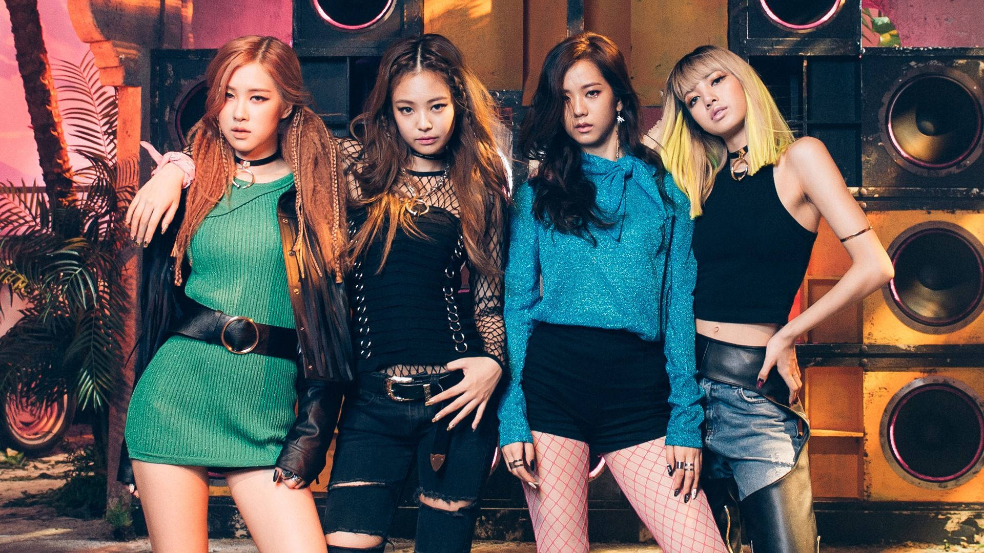Fondo de pantalla de las integrantes de Blackpink sobre altavoces para el video musical de Boombayah