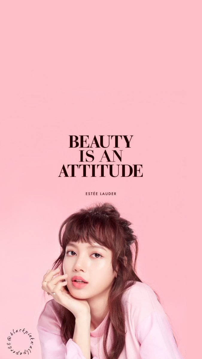 Fondo de pantalla de Blackpink Lisa sobre fondo rosa con inscripción La belleza es una actitud