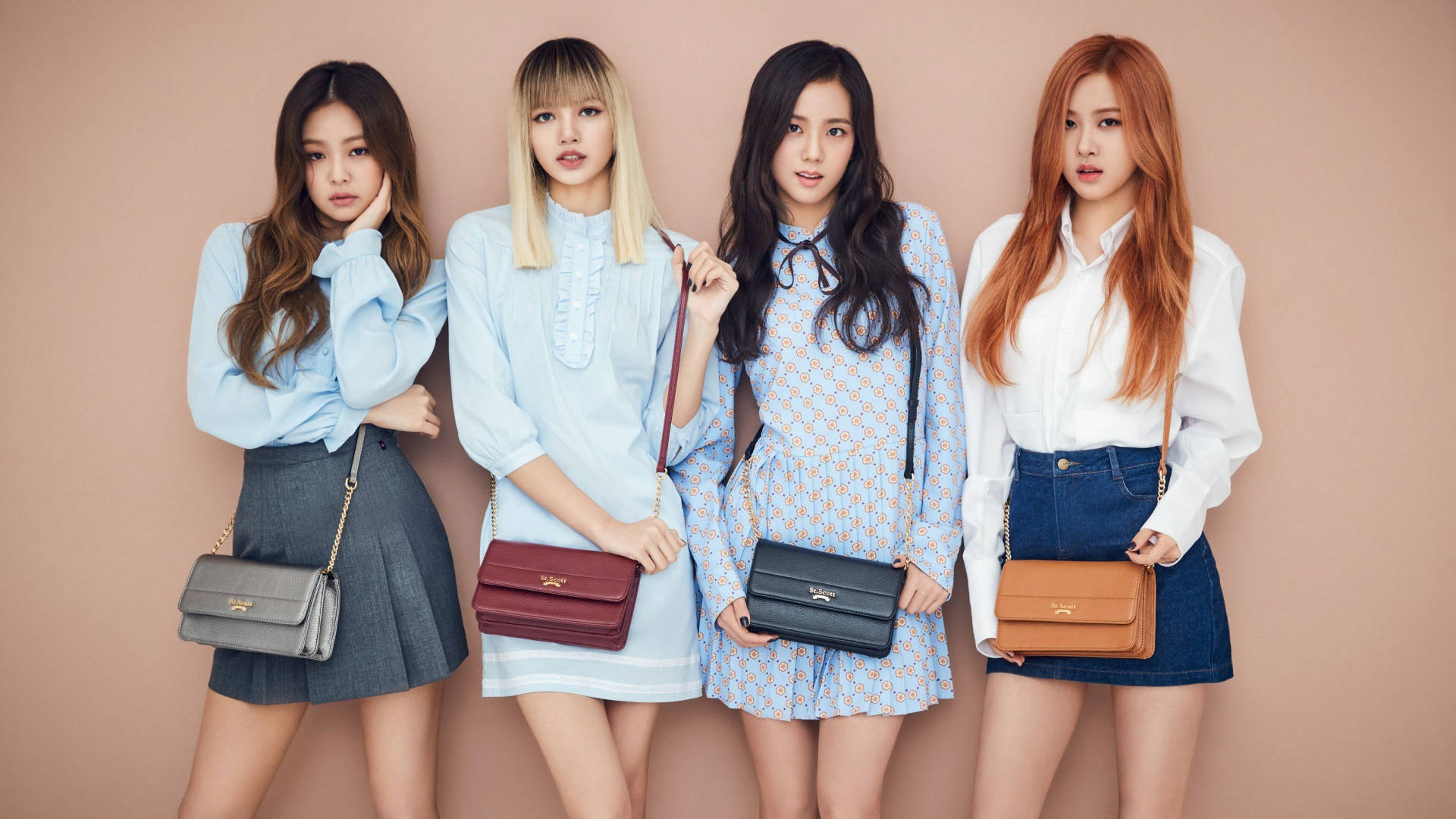 Fondo de pantalla de Blackpink con las integrantes posando con bolsos de mano sobre pared beige — Blackpink Fondos de pantalla