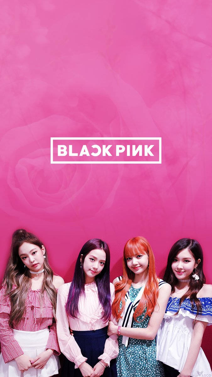 Fondo de pantalla de las integrantes de Blackpink frente a pared gráfica de rosas rosadas — Blackpink Fondos de pantalla