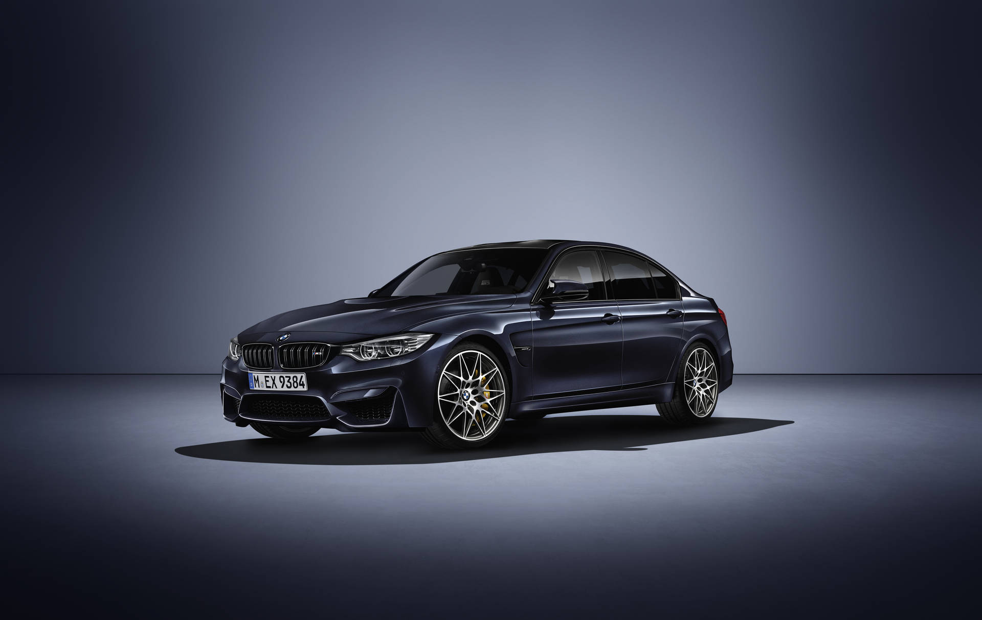 Fondo de pantalla del BMW M3 30 Jahre Edition negro bajo un reflector