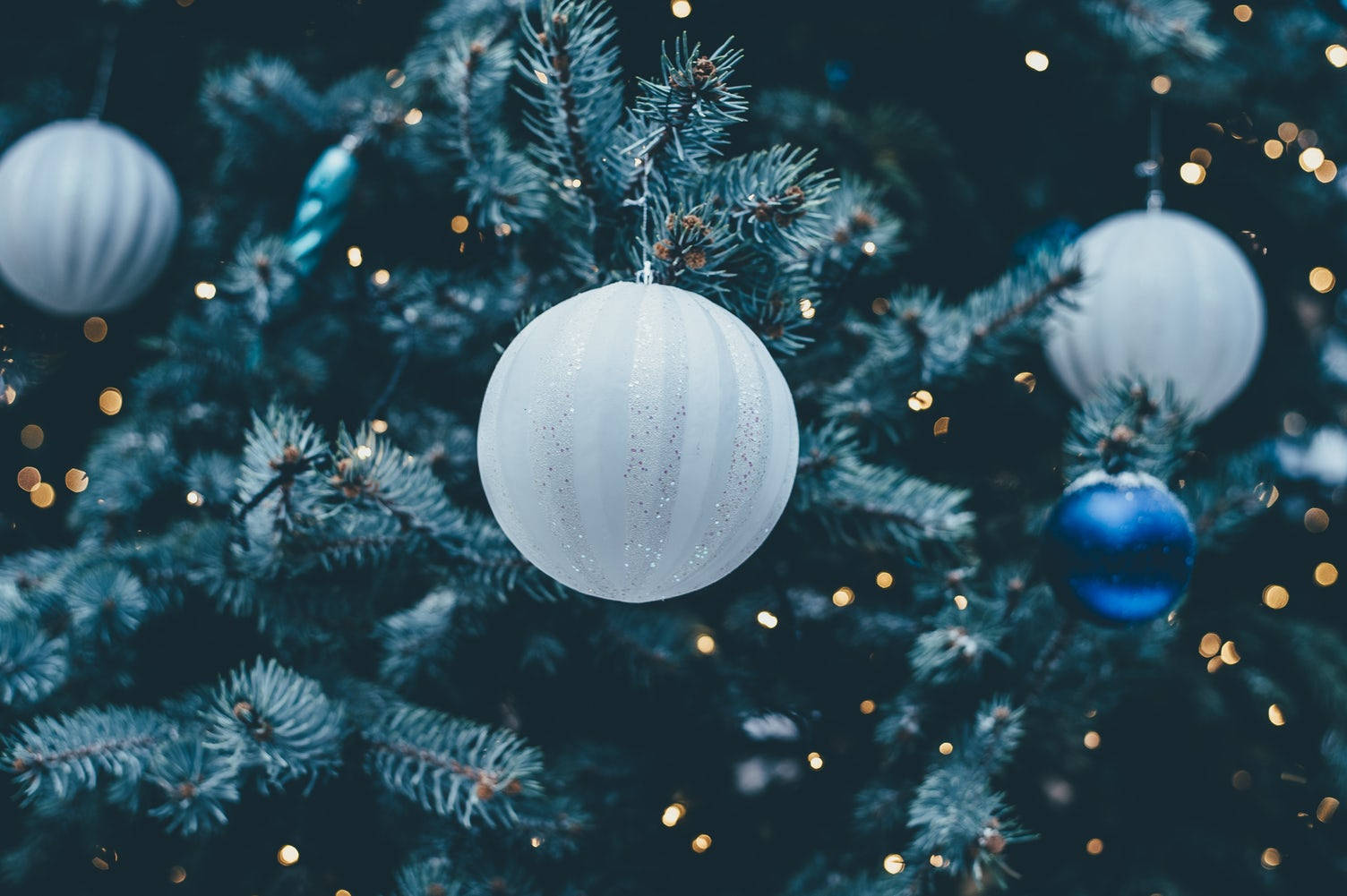 Bola de Navidad Blanca en Árbol Festivo Primer Plano Fondos de pantalla