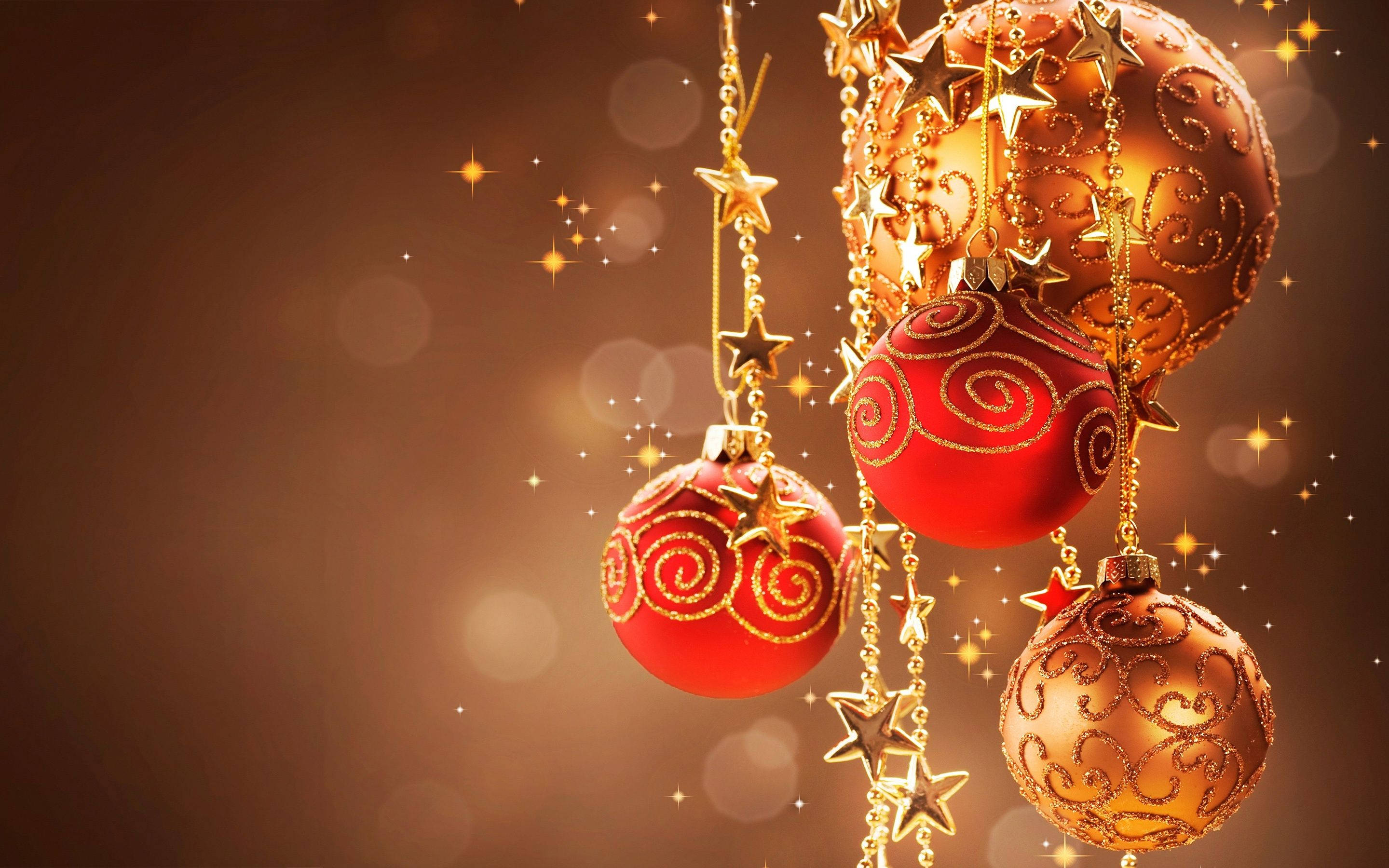 Bolas navideñas festivas rojas y doradas Fondos de pantalla