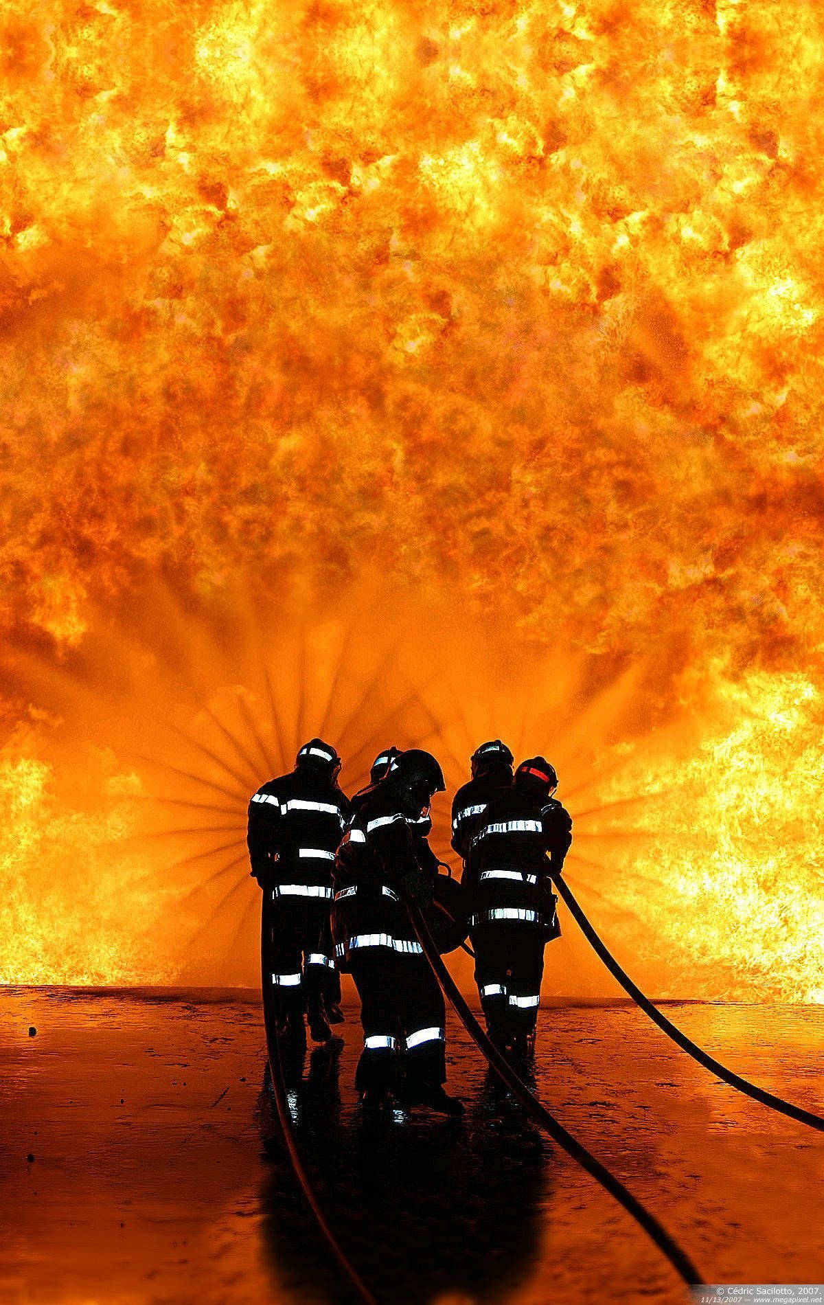 Bombero Contra un Fuego Monstruoso Fondos de pantalla