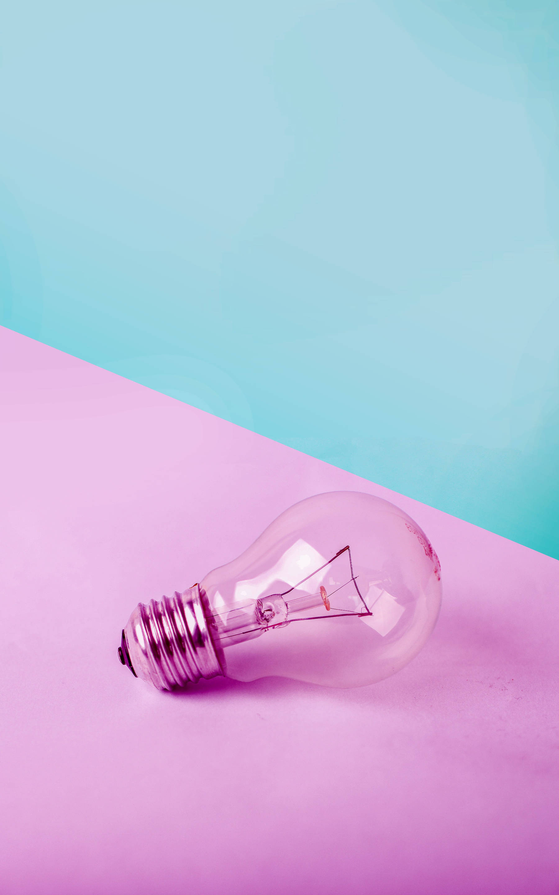 Bombilla Minimalista En Azul Pastel Y Violeta Fondos de pantalla
