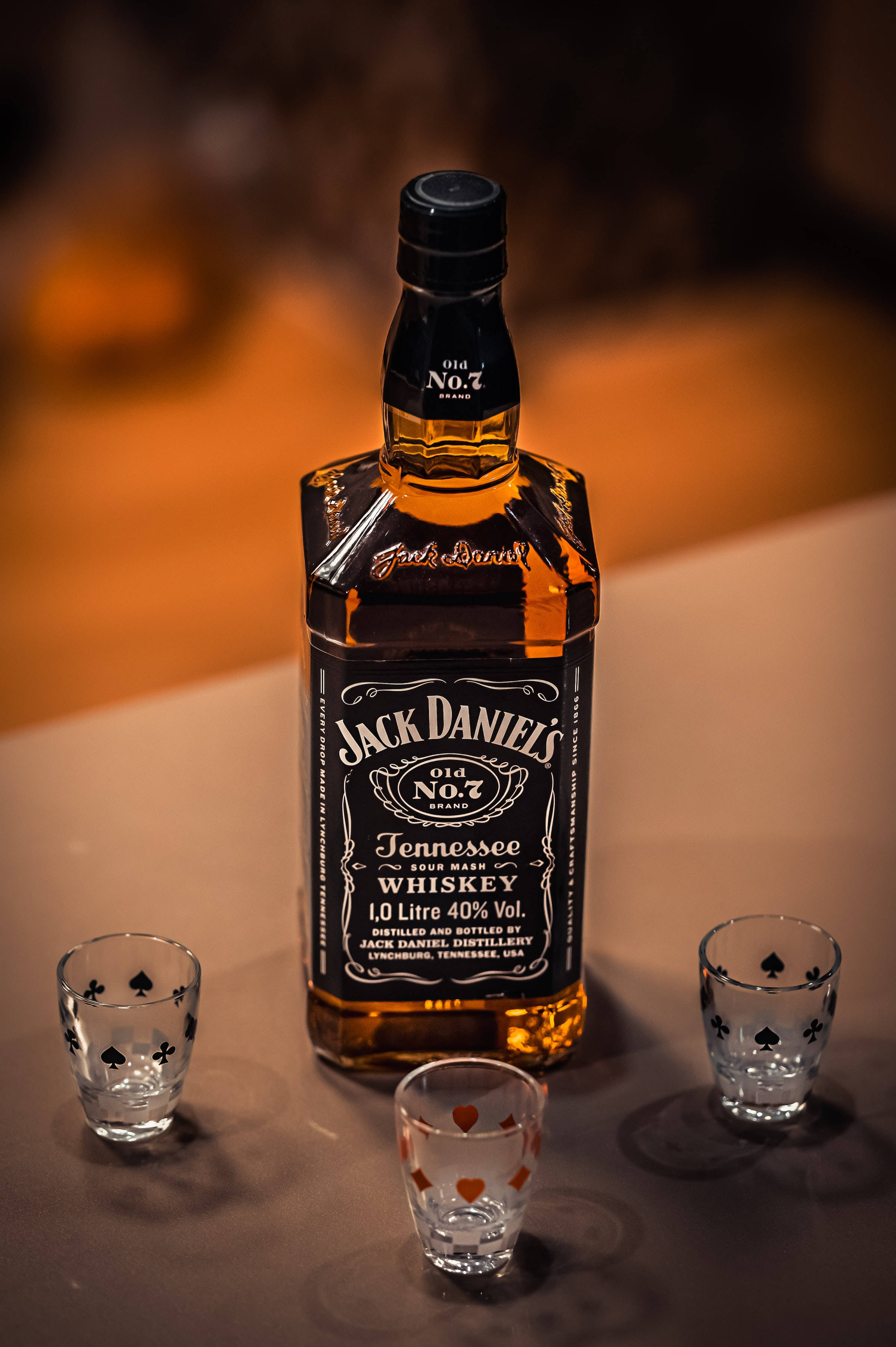 Botella de Jack Daniels con vasos de chupito Fondos de pantalla