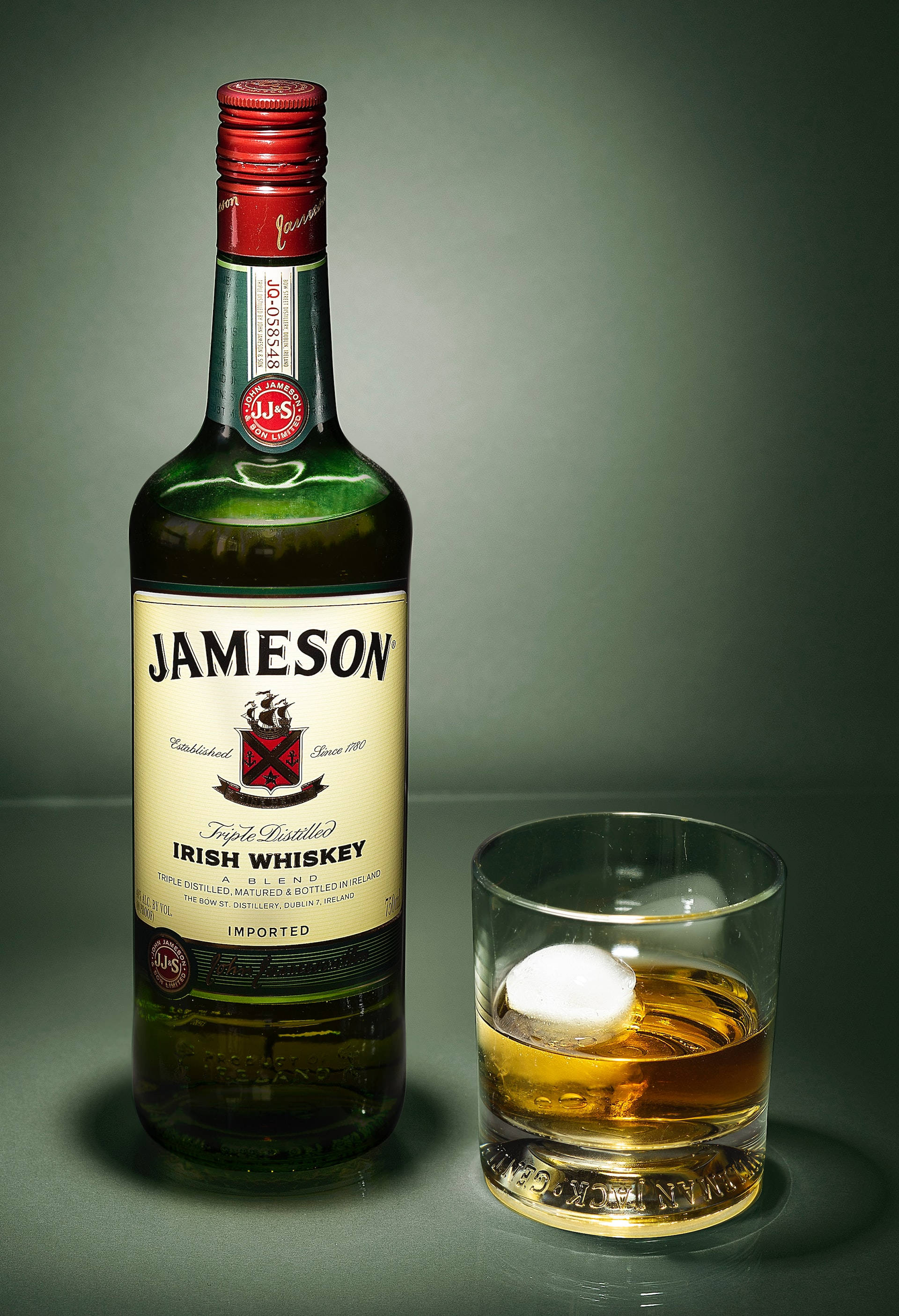 Botella y vaso de whisky Jameson Fondos de pantalla