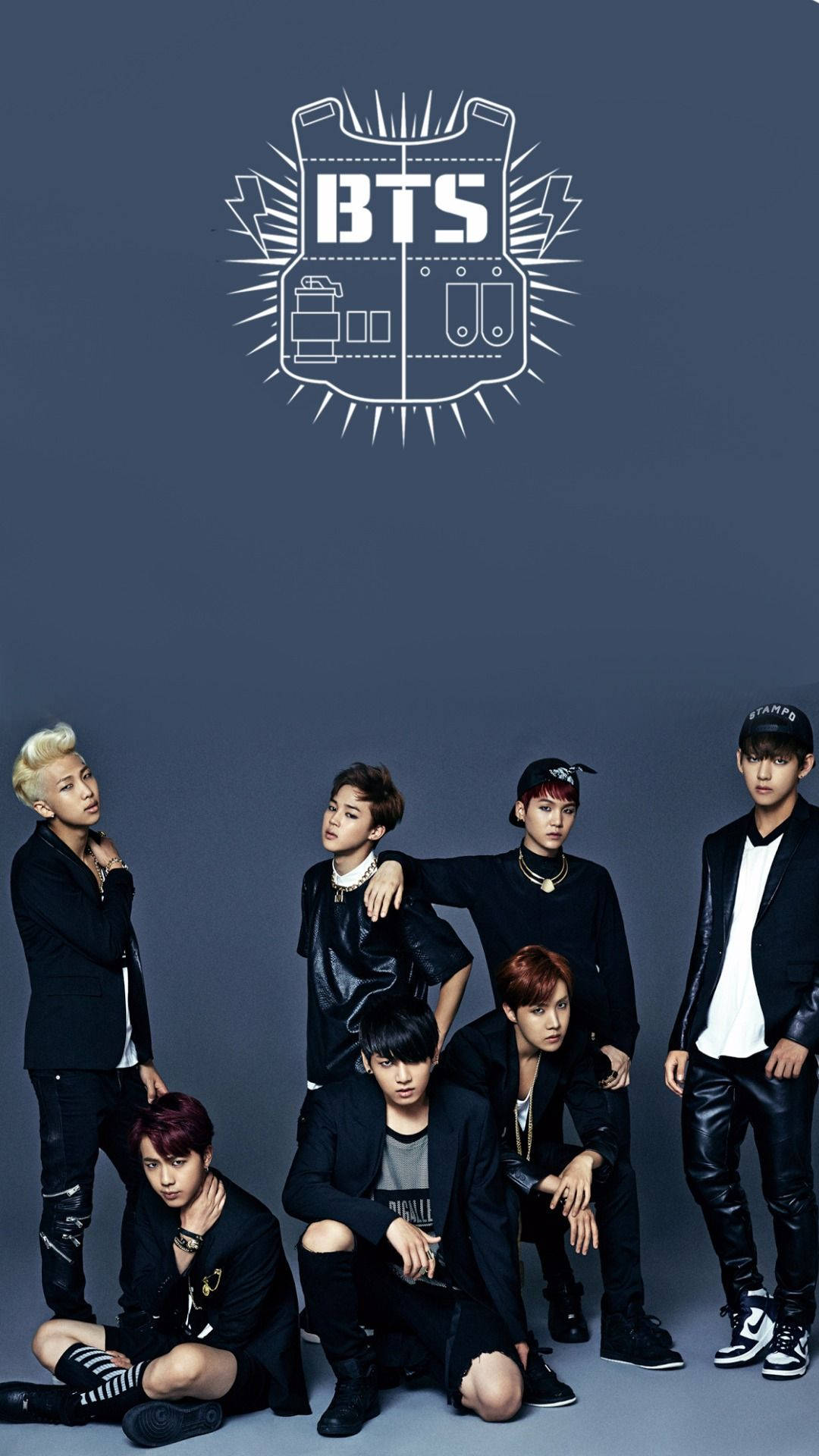 Miembros de la boyband BTS: V, Jungkook, Jimin, Suga, Jin, RM y J-Hope con ropa casual negra.