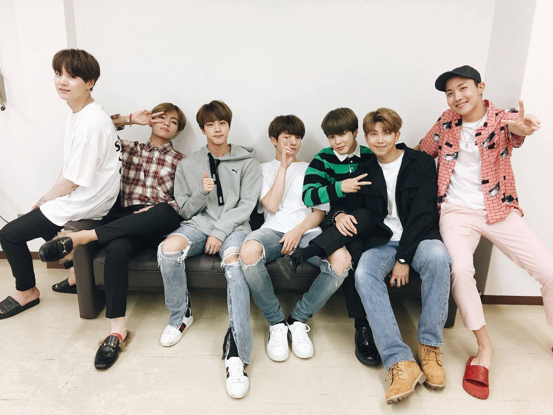 BTS Adorables Posando Tras Bastidores Fondos de pantalla