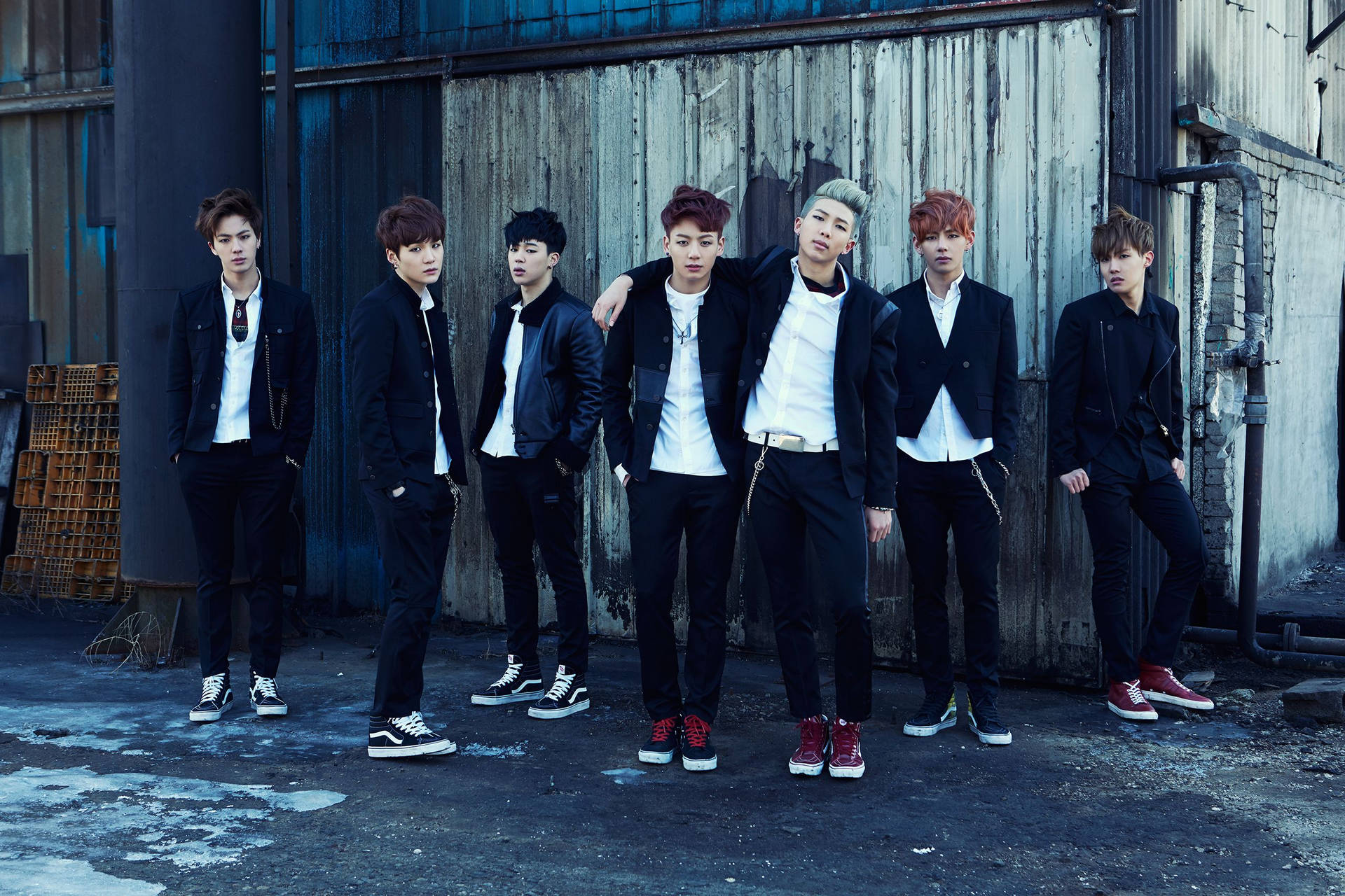 Fondo de pantalla genial de BTS con chaquetas negras.