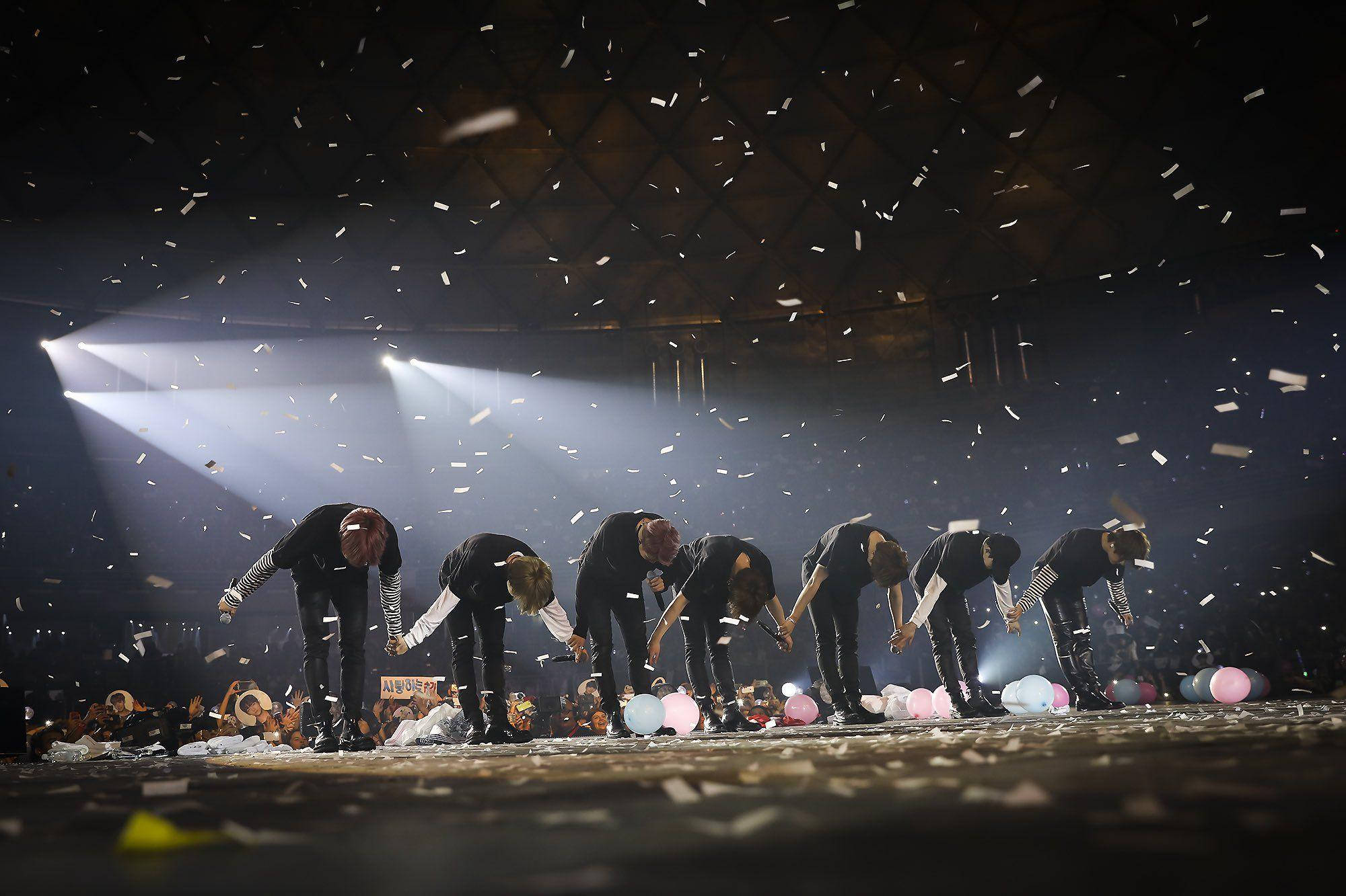 BTS de escritorio inclinándose en concierto Fondos de pantalla