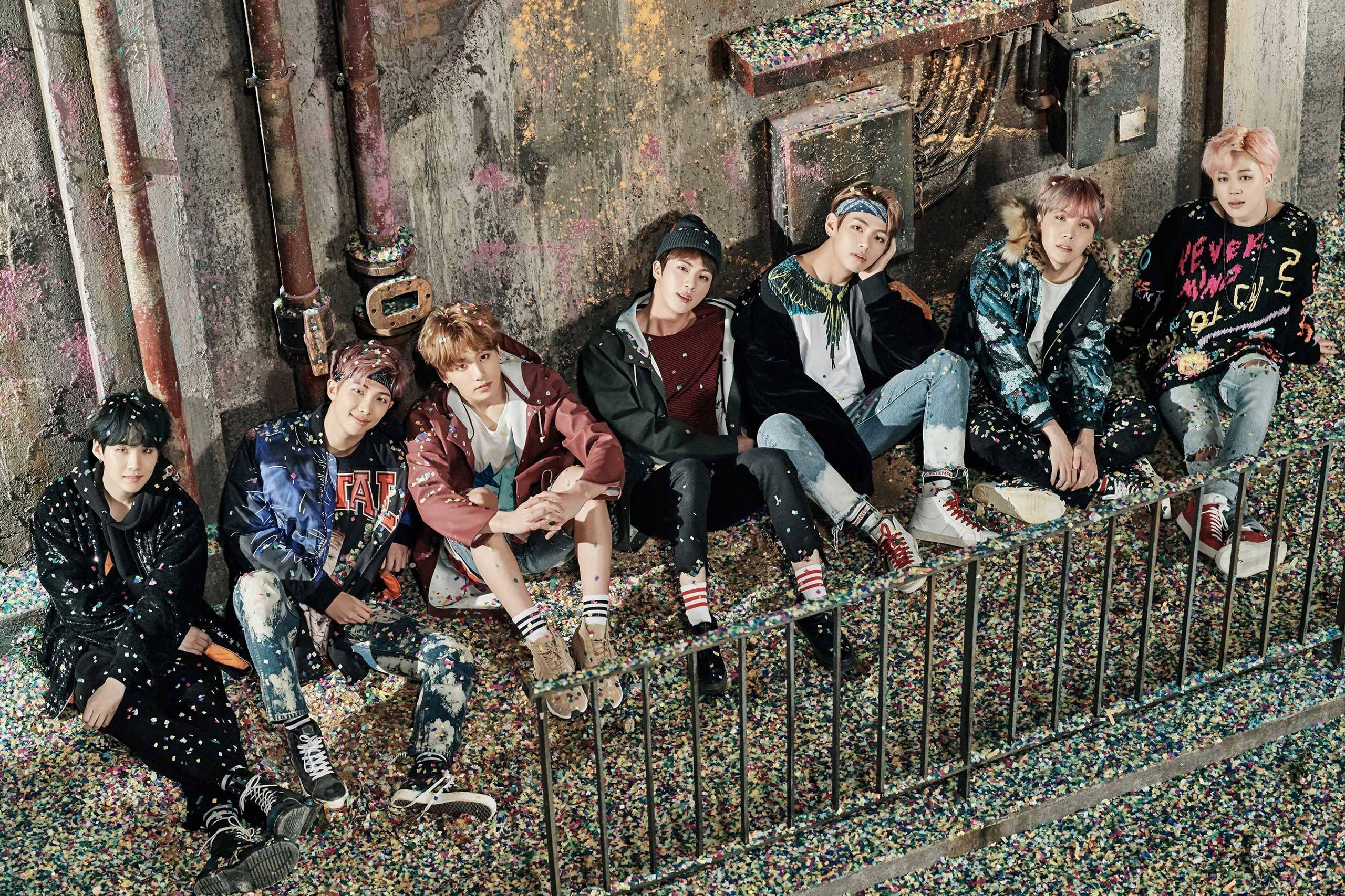BTS en Callejón con Confeti y Laptop Fondos de pantalla