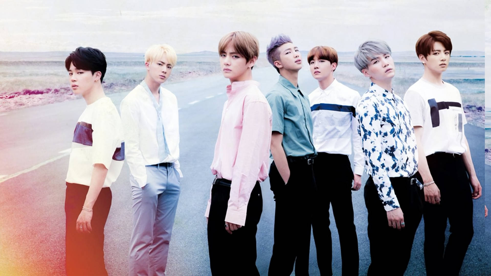 Miembros de la boyband BTS usando ropa genial mientras están de gira.