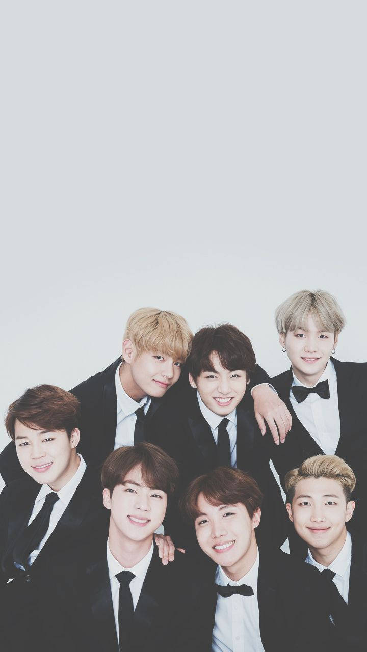 Fondo de pantalla de BTS de V, Jungkook, Jimin, Suga, Jin, RM y J-Hope usando traje negro.