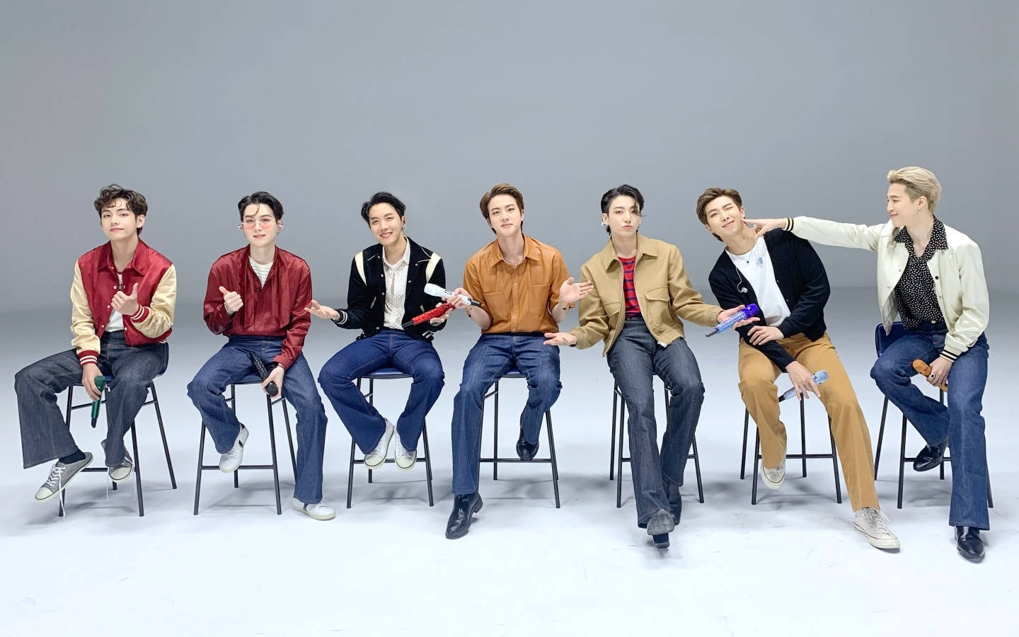 BTS Escritorio en Fila de Sillas de Taburete Fondos de pantalla