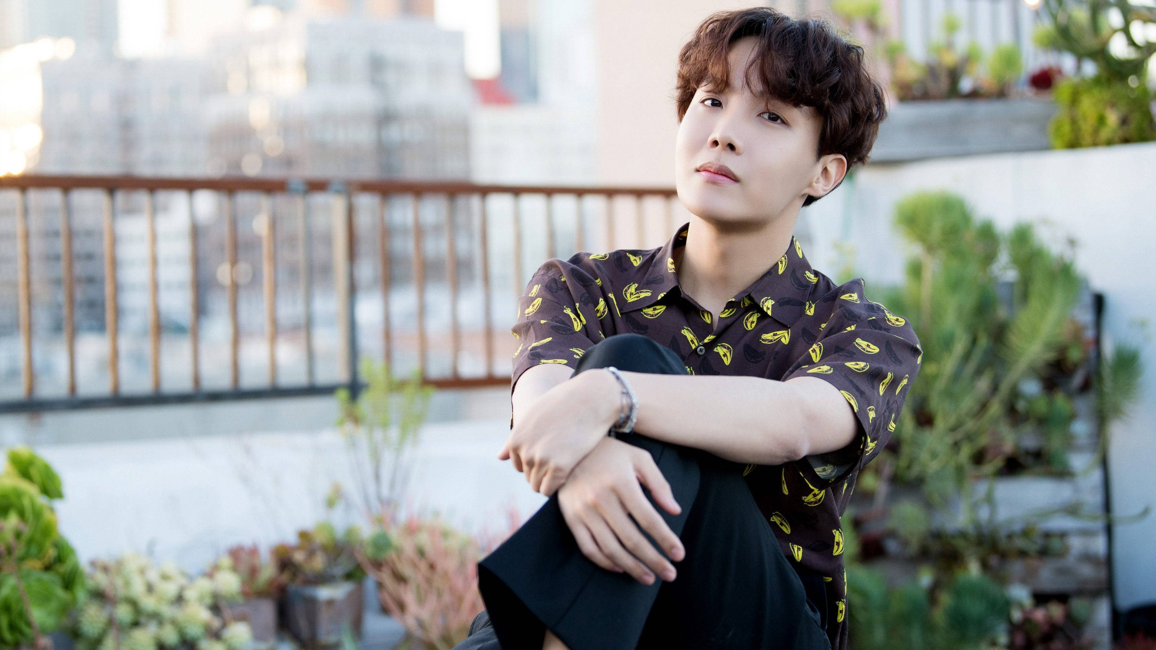 BTS J-Hope posando al aire libre Fondos de pantalla