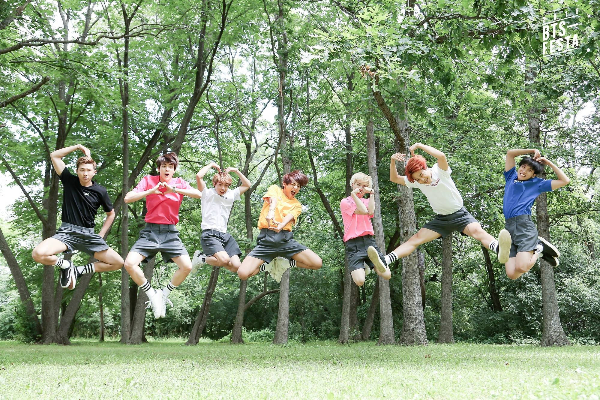 BTS saltando en el bosque para escritorio Fondos de pantalla
