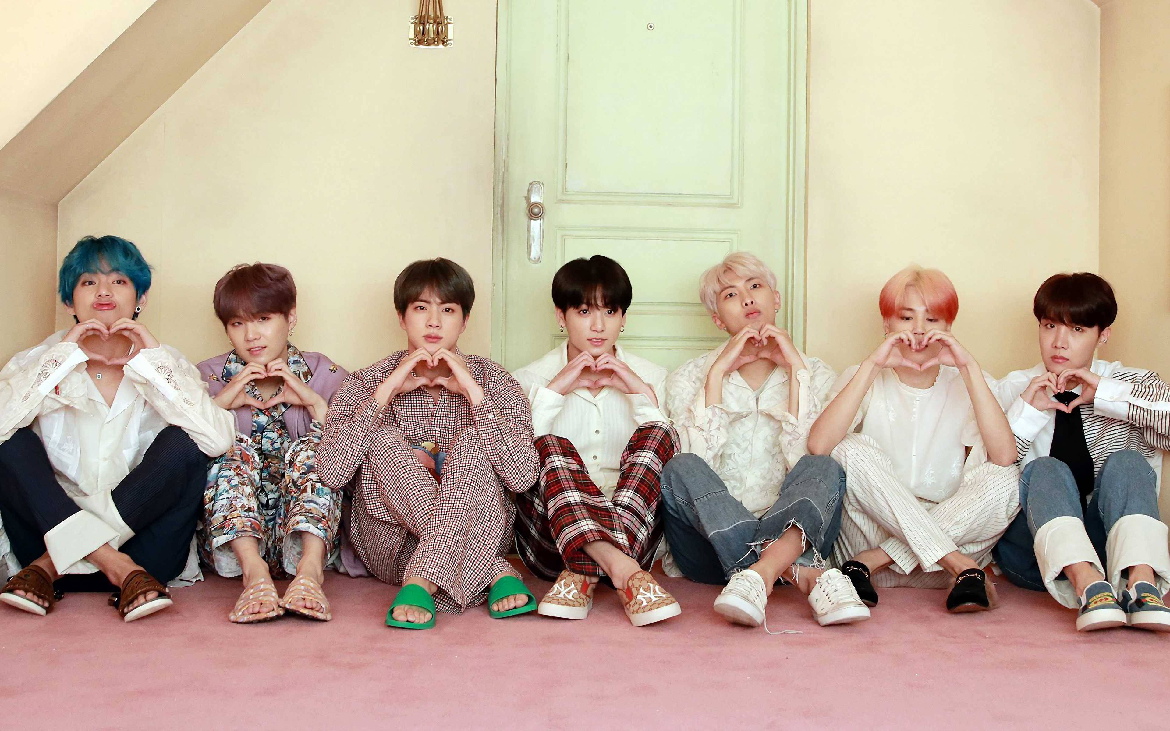 BTS señales de corazón junto a la puerta para escritorio Fondos de pantalla