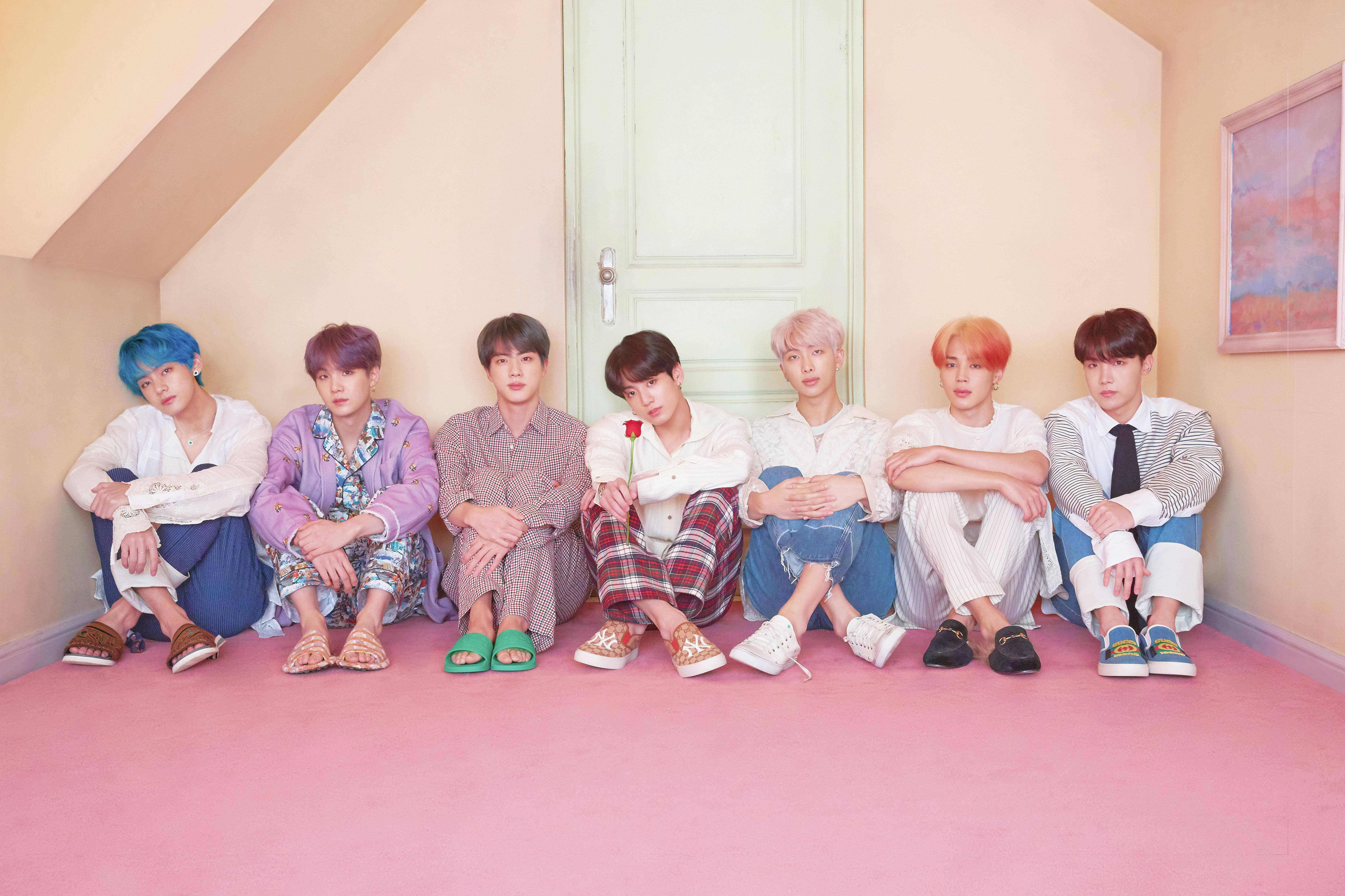 BTS sentados frente a una puerta Fondos de pantalla