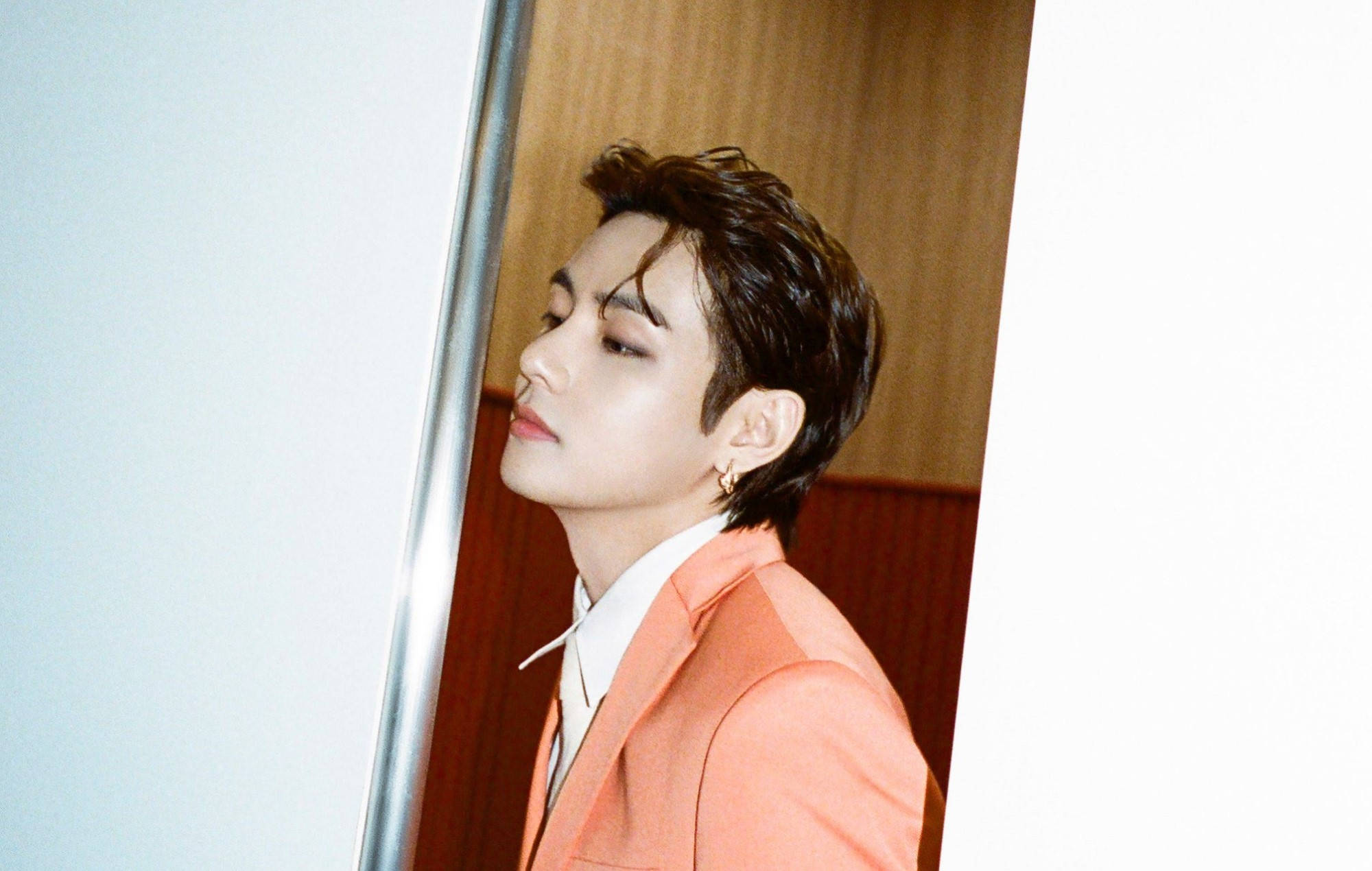 BTS V con Cabello Peinado Hacia Atrás Fondos de pantalla