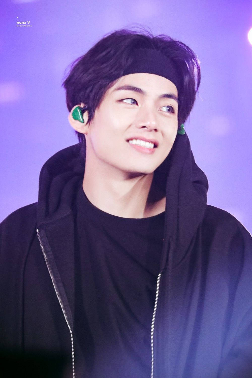 BTS V irradiando elegancia con un atuendo negro chic Fondos de pantalla