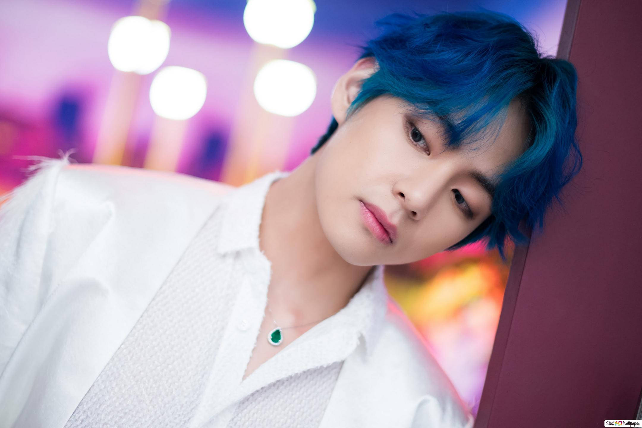 BTS V recostado en la pared Fondos de pantalla