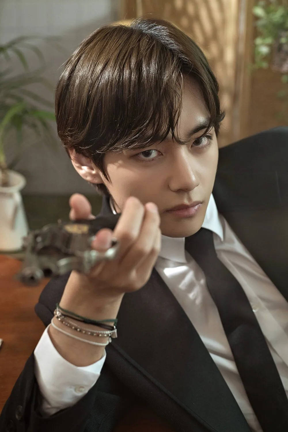 BTS V sosteniendo una pistola Fondos de pantalla