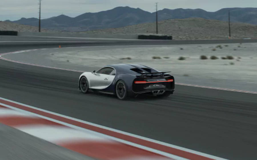 Bugatti Chiron blanco en pista de carreras 4K Fondos de pantalla