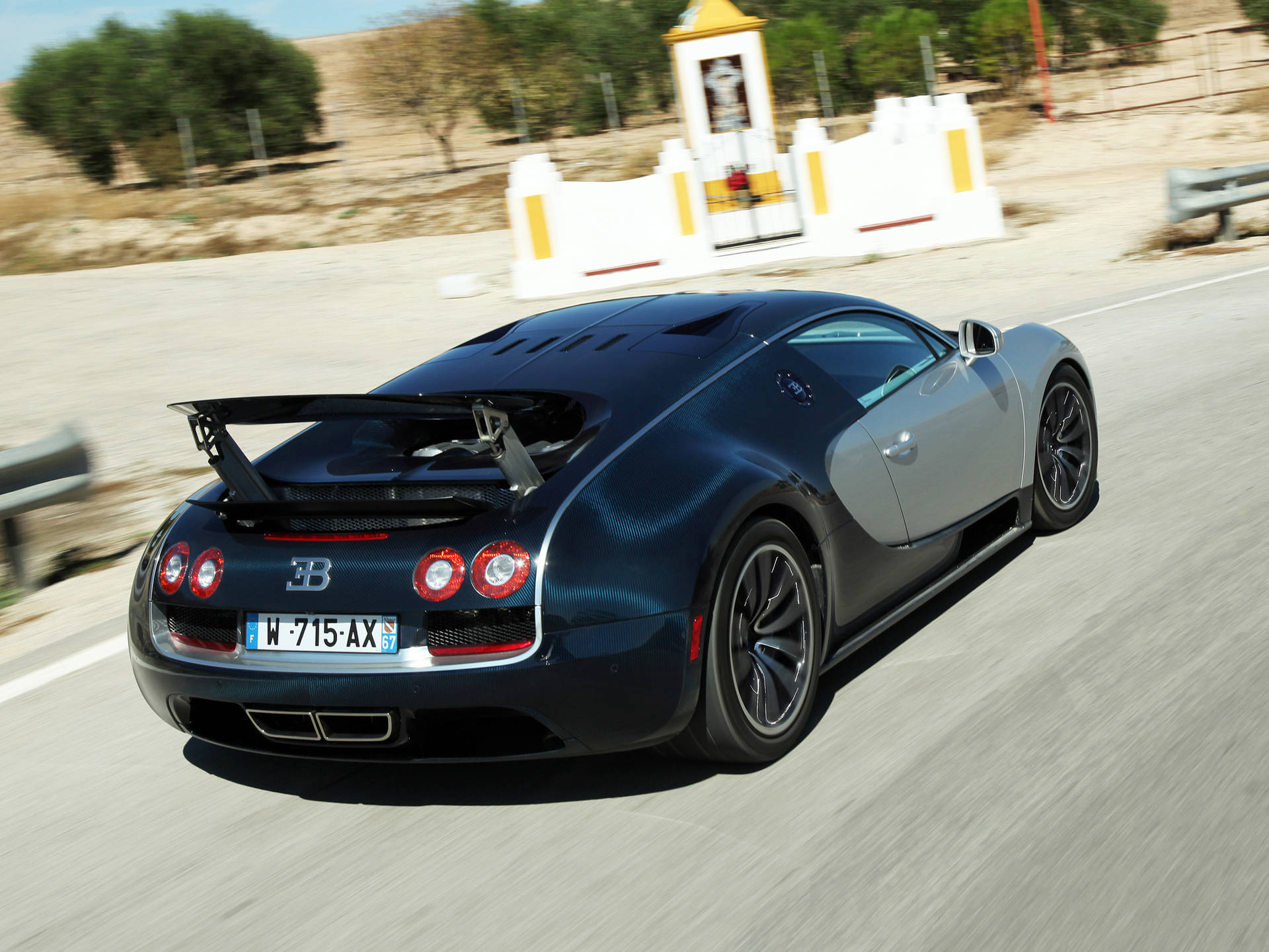 Fondo de Pantalla Bugatti Veyron Negro Acelerando