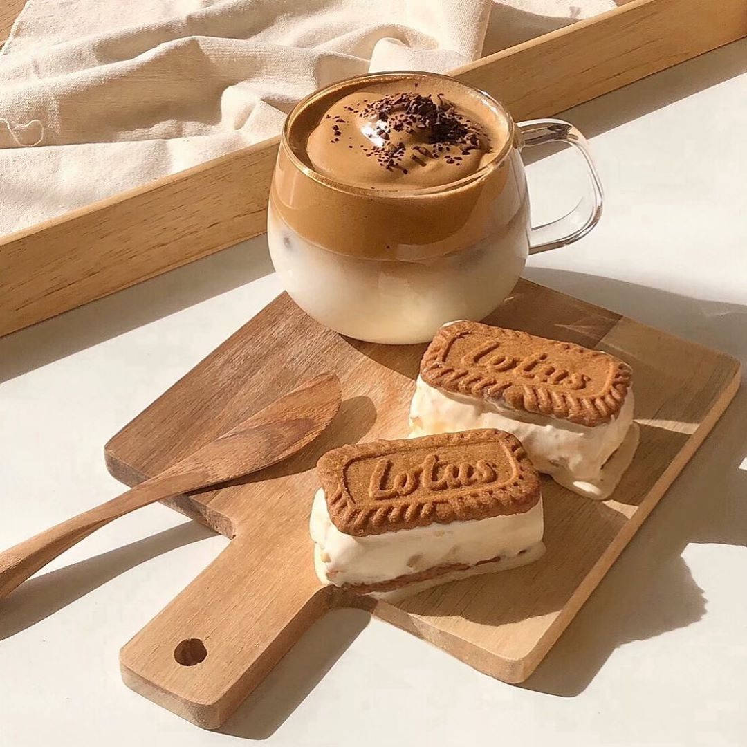 Café con leche y galletas en estética beige Fondos de pantalla