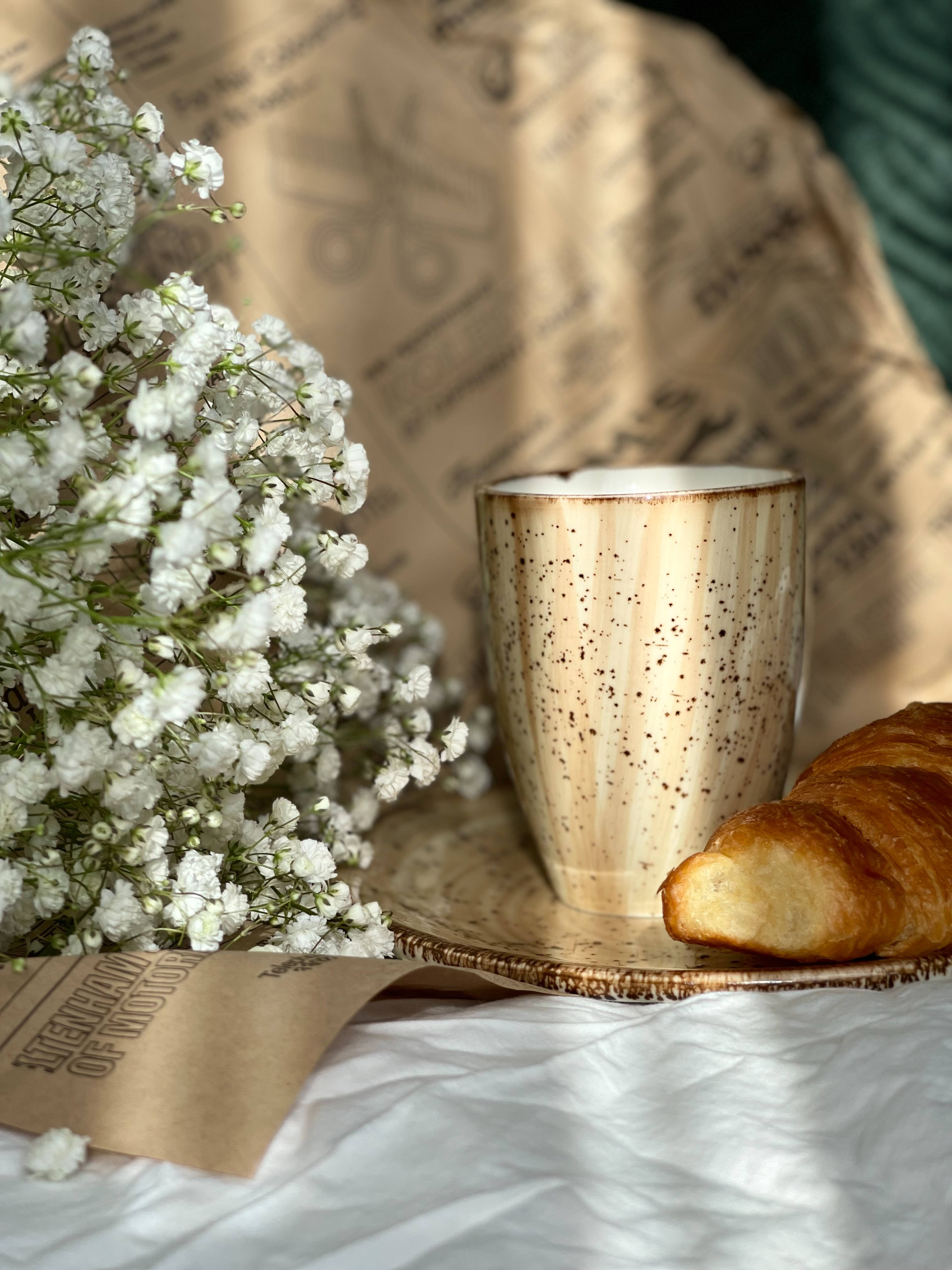Café y Croissant con Estética Preppy Fondos de pantalla