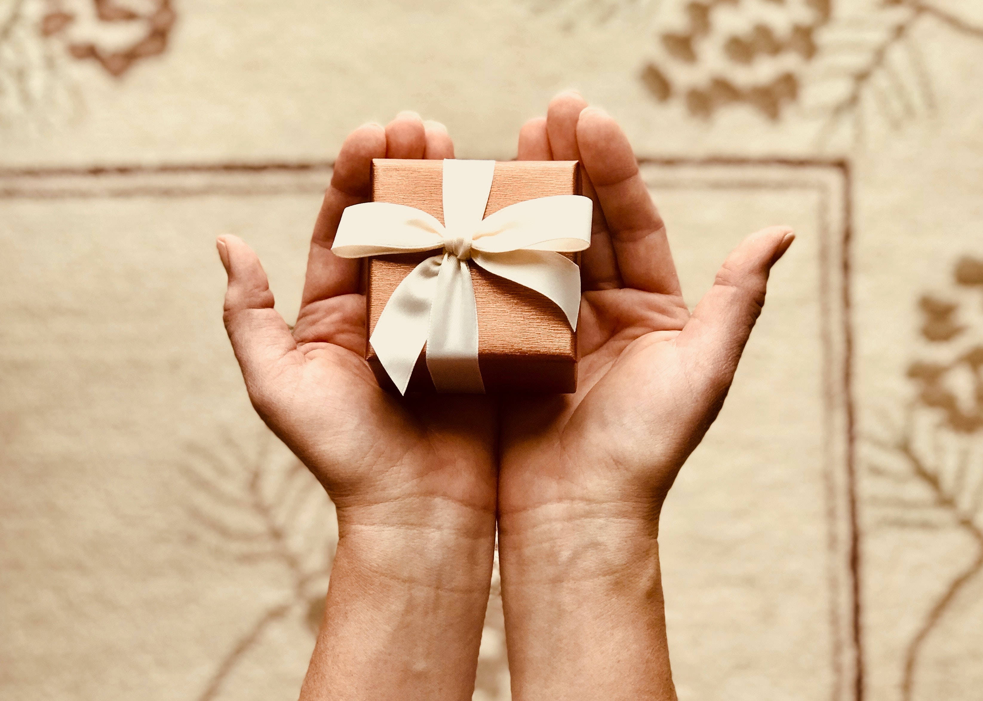 Caja de regalo en manos Fondos de pantalla