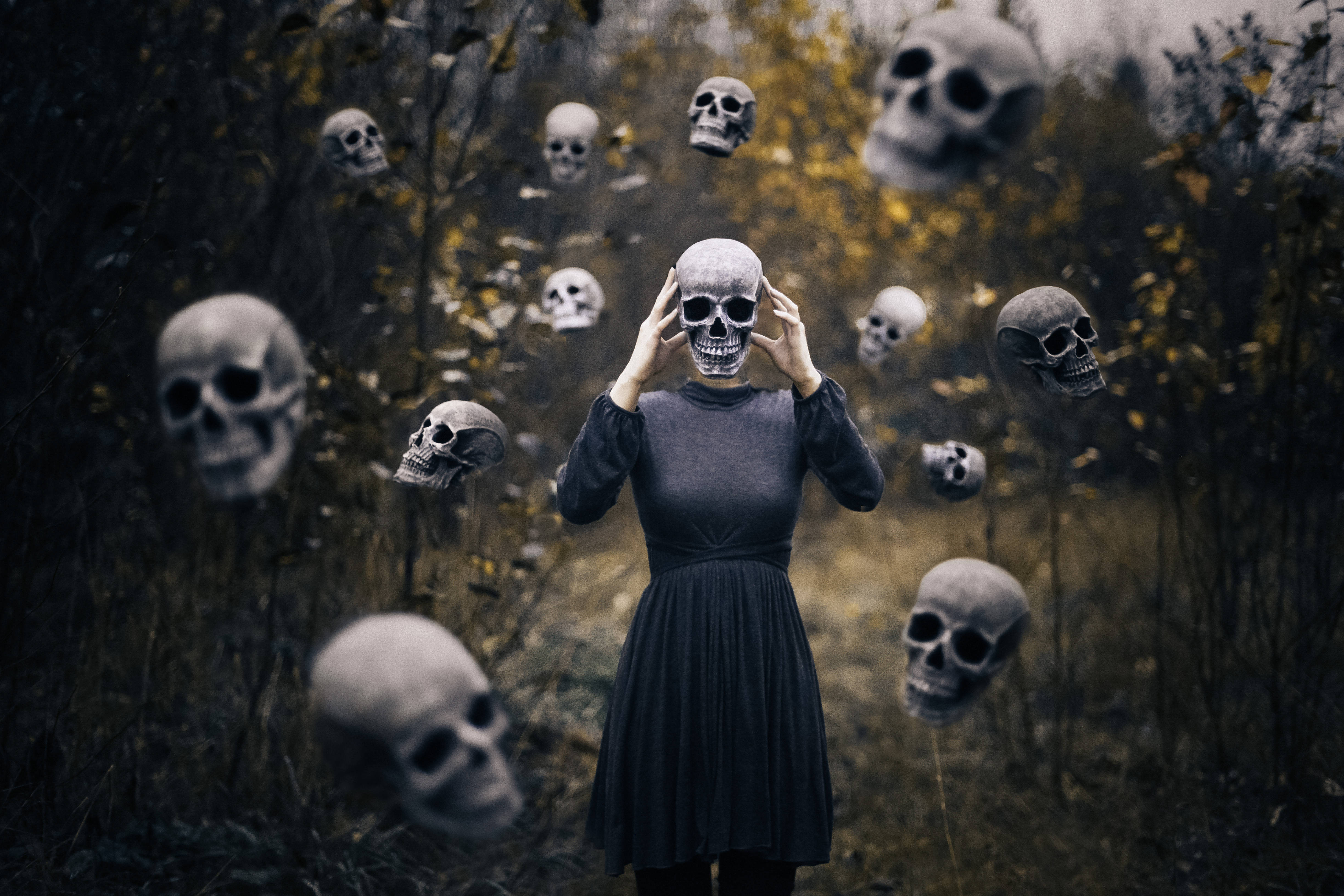 Calavera espeluznante con vestido negro Fondos de pantalla
