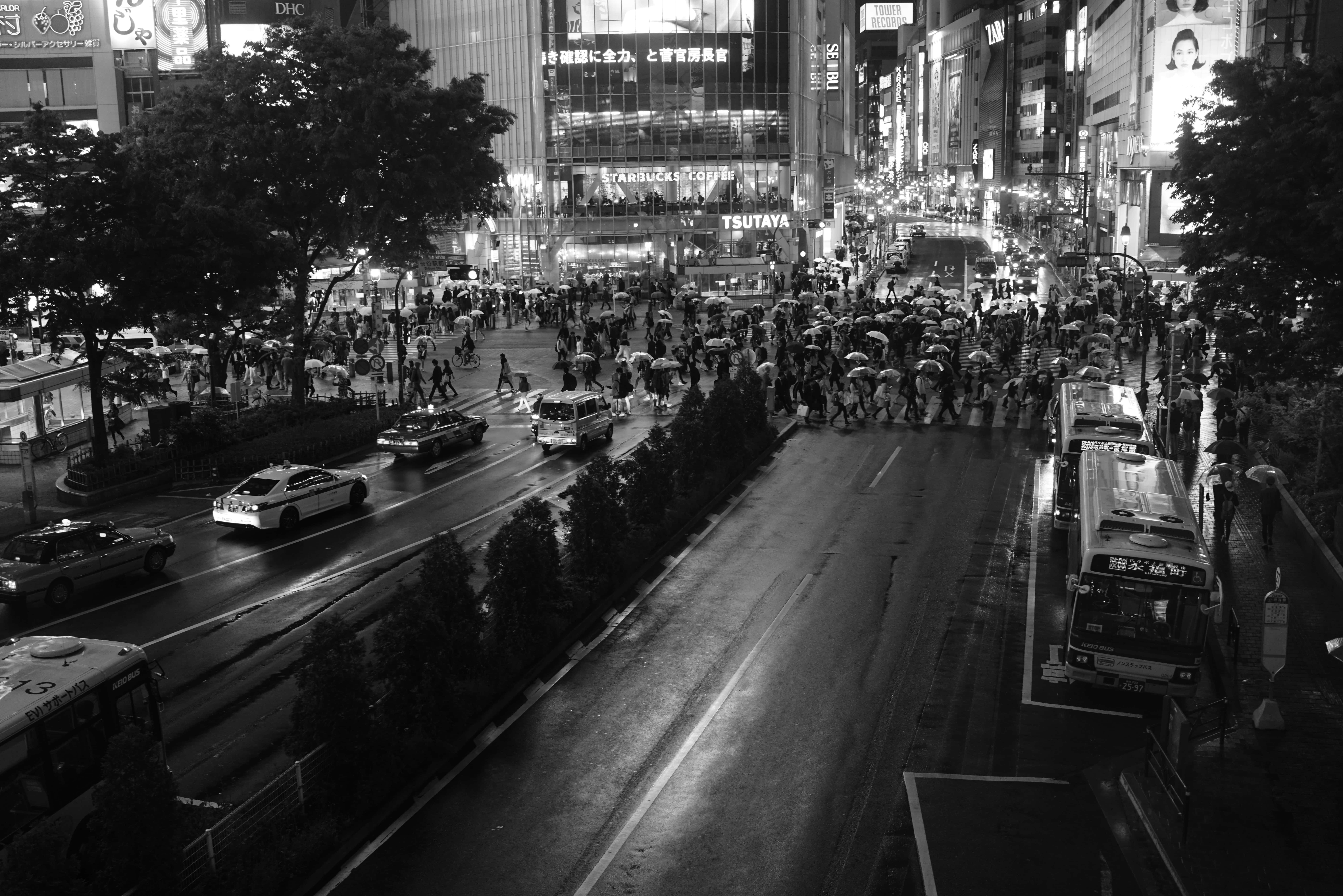 Calle concurrida en blanco y negro de Japón Fondos de pantalla